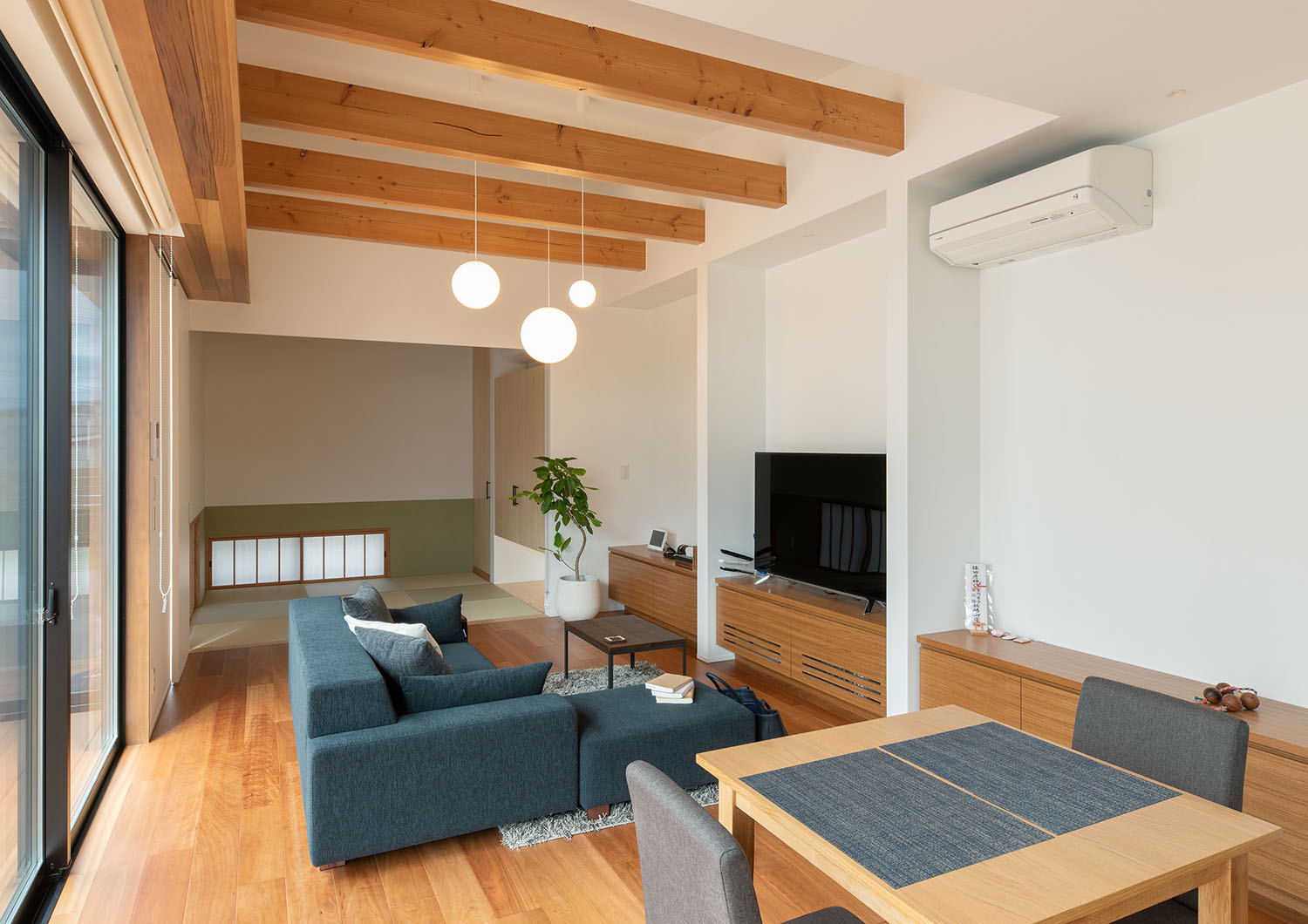 一角に和室を設けているLDK・デザイン住宅 注文住宅・デザイン住宅建築実例_『CASE683 丘の上のハウス』_LDK