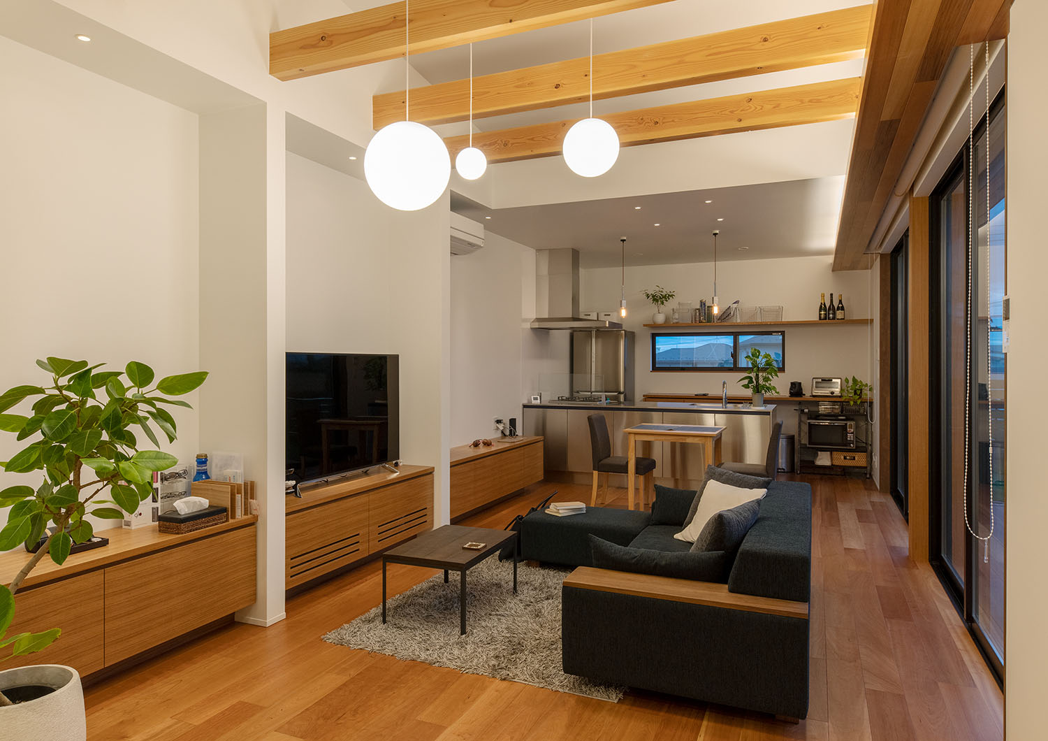 三つの丸いペンダントライトが天井から吊り下げられている様子・デザイン住宅 注文住宅・デザイン住宅建築実例_『CASE683 丘の上のハウス』_LDK