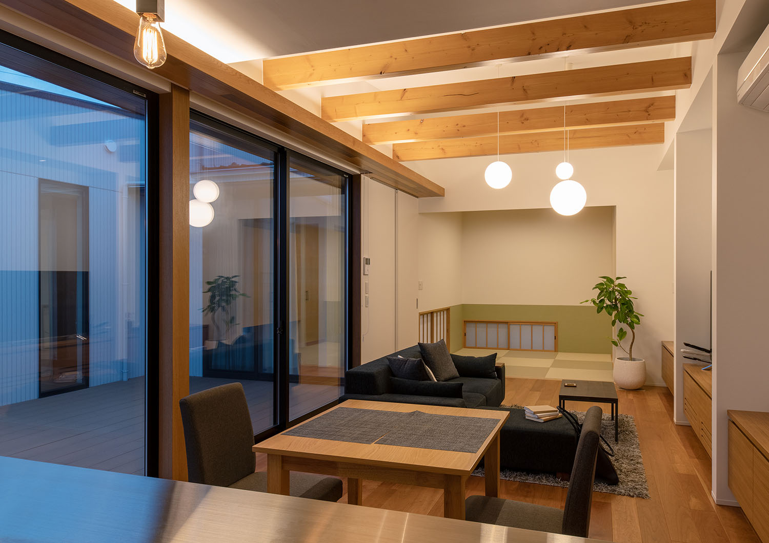 窓際の天井に間接照明が埋め込まれたLDK・デザイン住宅 注文住宅・デザイン住宅建築実例_『CASE683 丘の上のハウス』_LDK