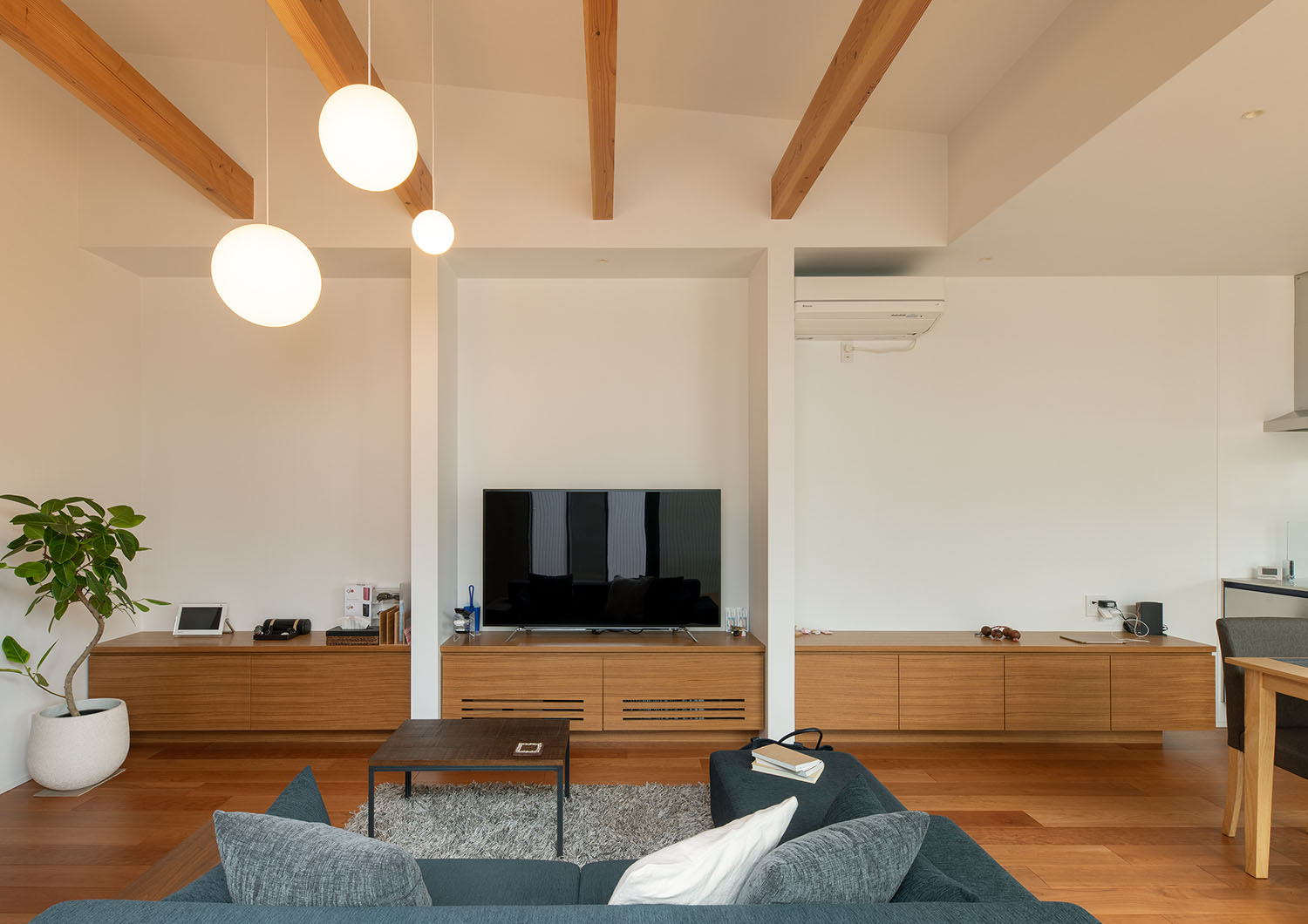 テレビやエアコンに合わせて壁を設けた木材を中心としたLDK・デザイン住宅 注文住宅・デザイン住宅建築実例_『CASE683 丘の上のハウス』_LDK