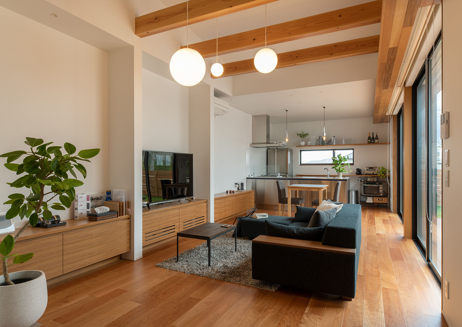 木材を中心としたインテリアと観葉植物が置かれたLDK・デザイン住宅 注文住宅・デザイン住宅建築実例_『CASE683 丘の上のハウス』_LDK