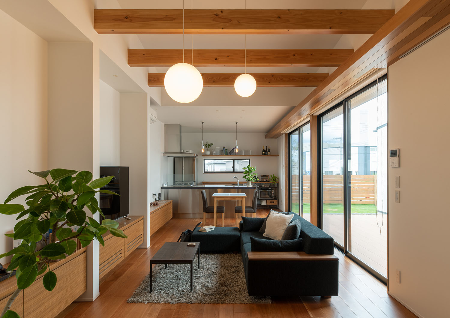 梁見せ天井になった白と木材を中心としたLDK・デザイン住宅 注文住宅・デザイン住宅建築実例_『CASE683 丘の上のハウス』_LDK