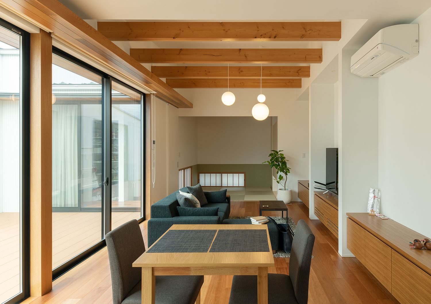 ダイニング、リビング、和室が直線的に並んだLDK・デザイン住宅 注文住宅・デザイン住宅建築実例_『CASE683 丘の上のハウス』_LDK