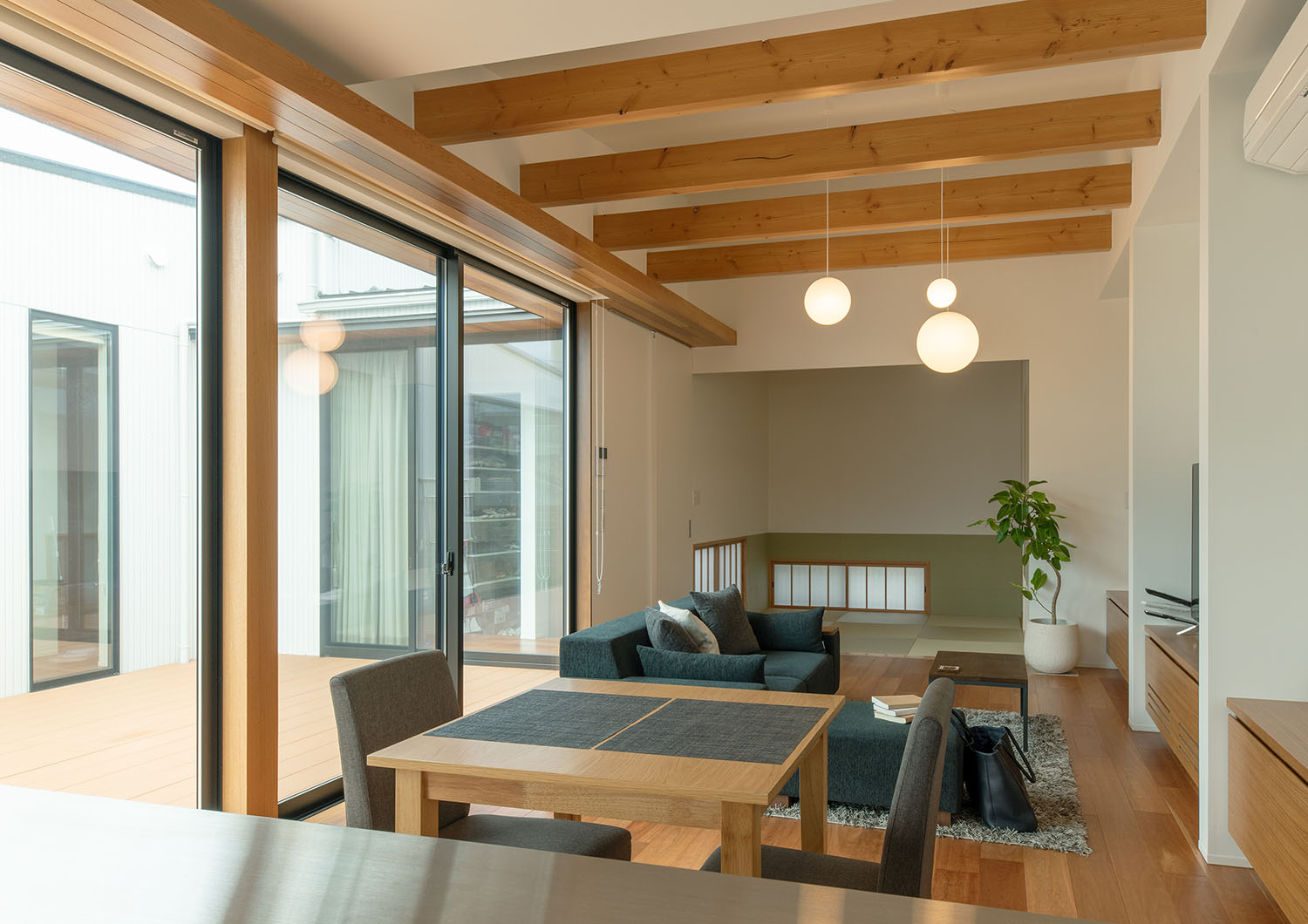 大きな窓から中庭の様子が見えるLDK・デザイン住宅 注文住宅・デザイン住宅建築実例_『CASE683 丘の上のハウス』_LDK