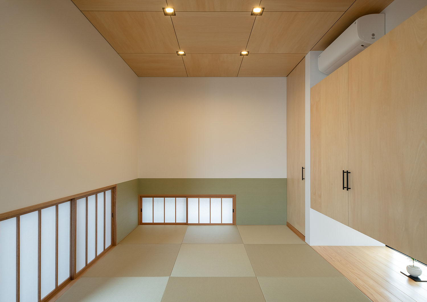 地窓がある琉球畳の和室・デザイン住宅 注文住宅・デザイン住宅建築実例_『CASE683 丘の上のハウス』_和室