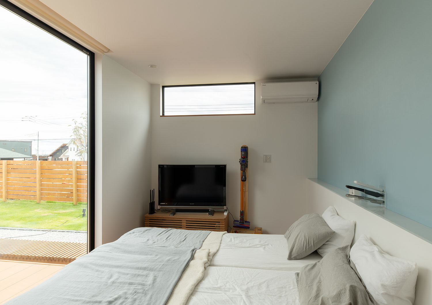 ベッドの正面の窓から中庭が見える寝室・デザイン住宅 注文住宅・デザイン住宅建築実例_『CASE683 丘の上のハウス』_寝室