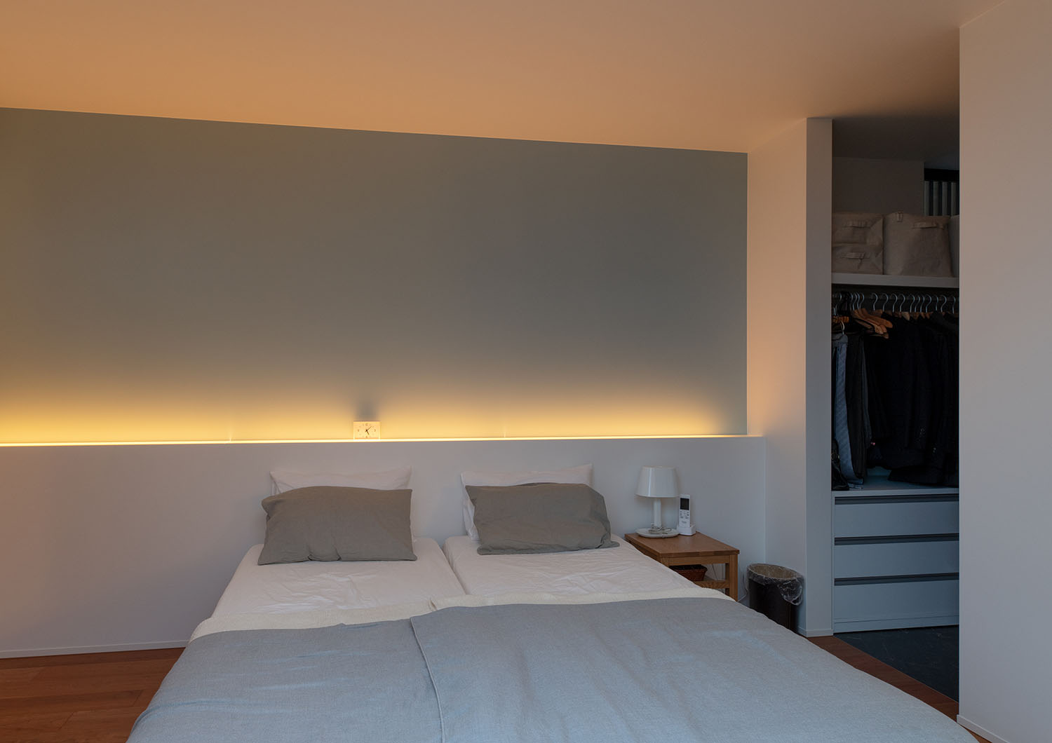 ヘッドボードに間接照明を設けた寝室・デザイン住宅 注文住宅・デザイン住宅建築実例_『CASE683 丘の上のハウス』_寝室