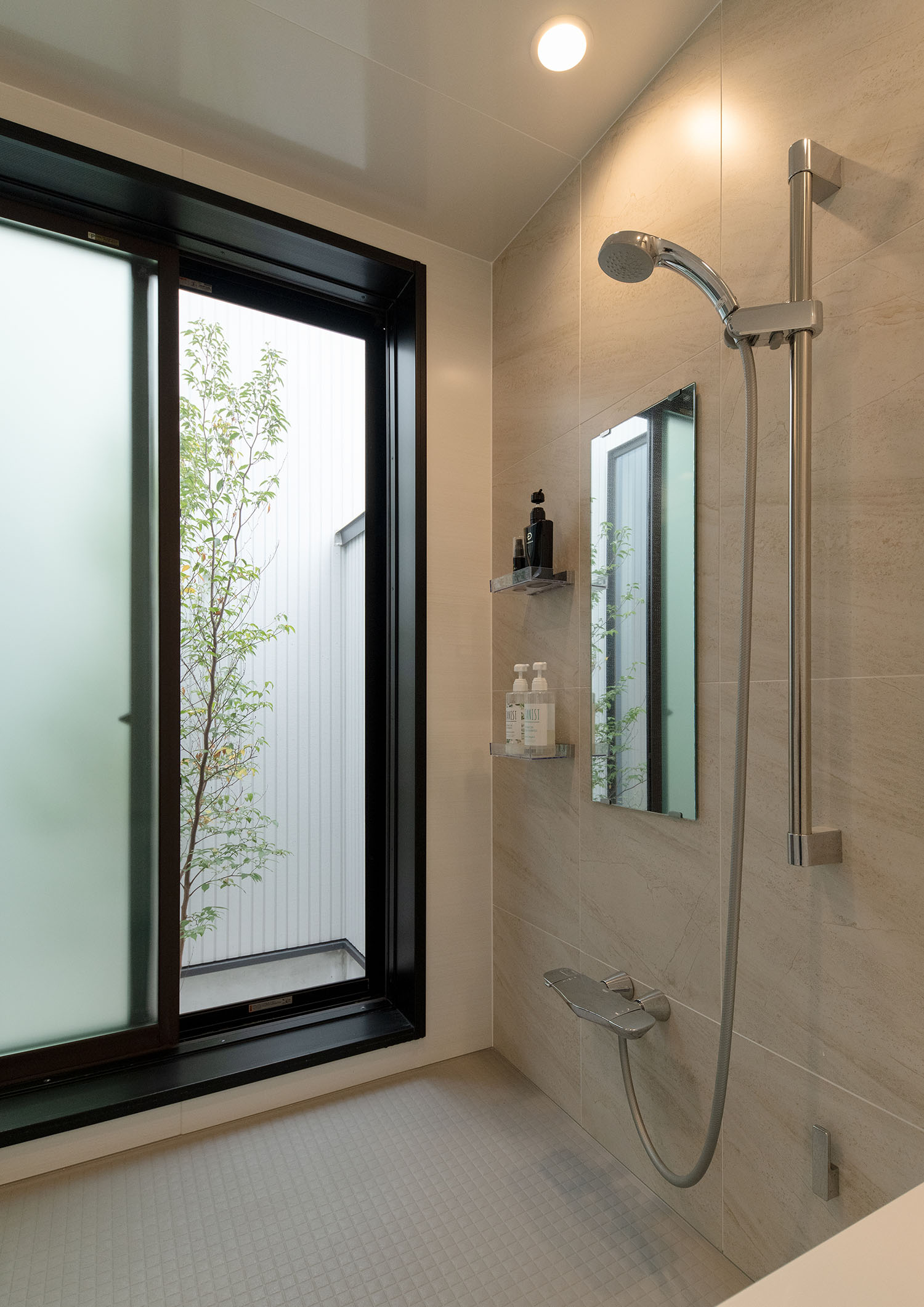 窓から植栽が見える白を基調とした浴室・デザイン住宅 注文住宅・デザイン住宅建築実例_『CASE683 丘の上のハウス』_浴室・洗面所