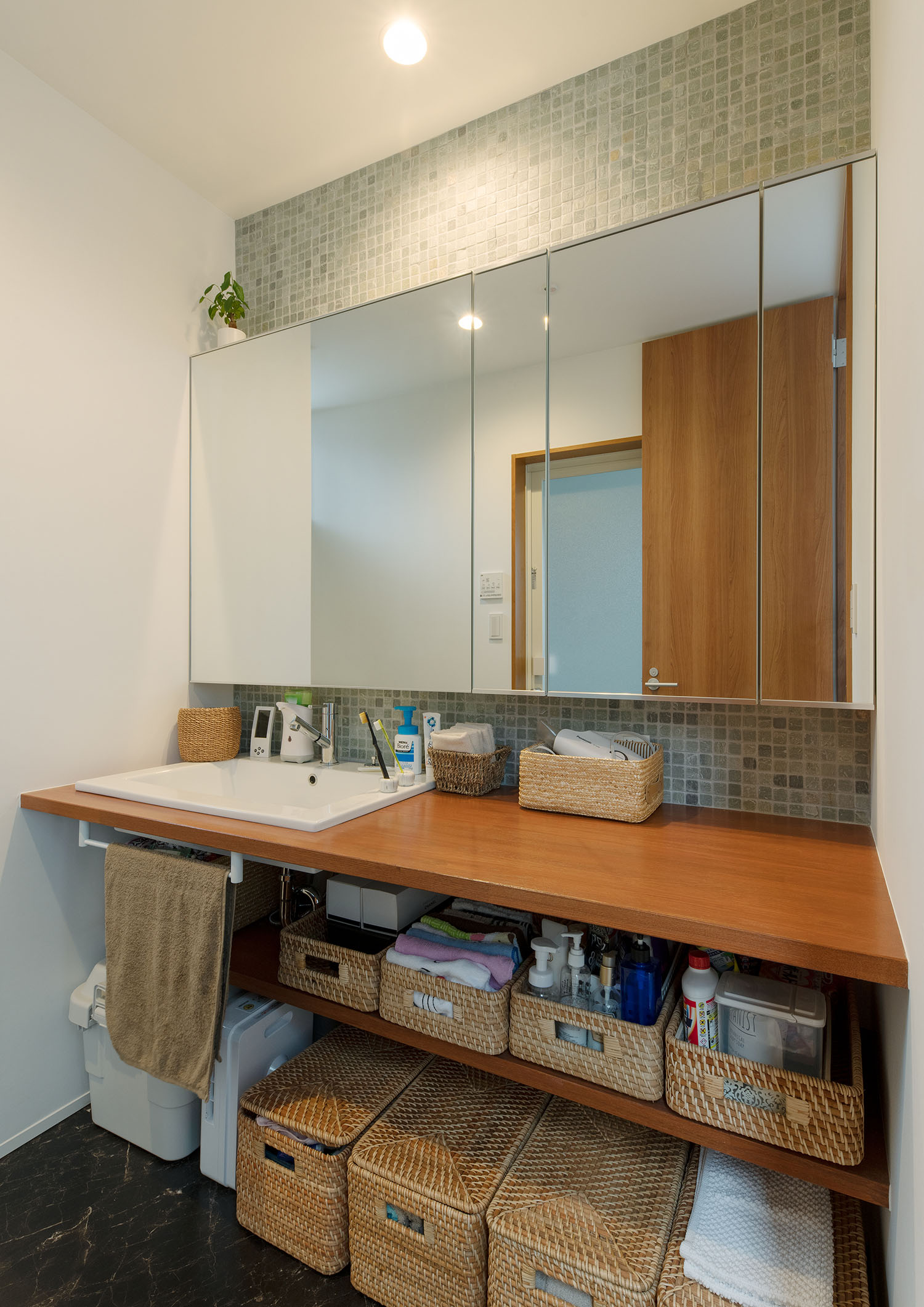 洗面ボウルの横に作業スペースを設けた洗面所・デザイン住宅 注文住宅・デザイン住宅建築実例_『CASE683 丘の上のハウス』_浴室・洗面所