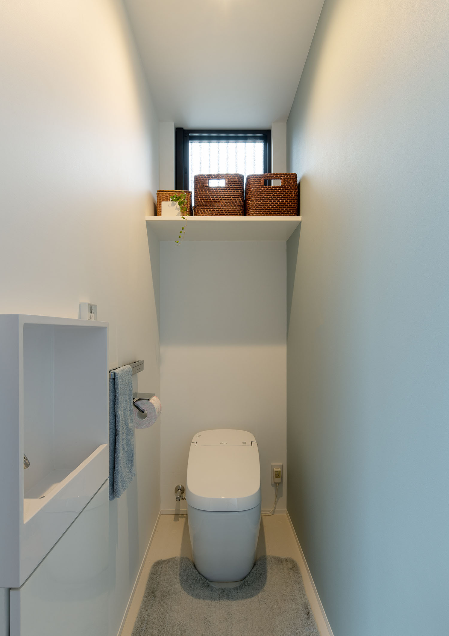 薄型手洗いと収納棚のあるトイレ・デザイン住宅 注文住宅・デザイン住宅建築実例_『CASE683 丘の上のハウス』_トイレ