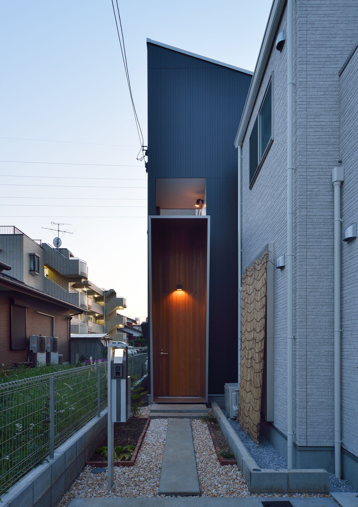 狭小旗竿地に建つおしゃれな外観の家・デザイン住宅