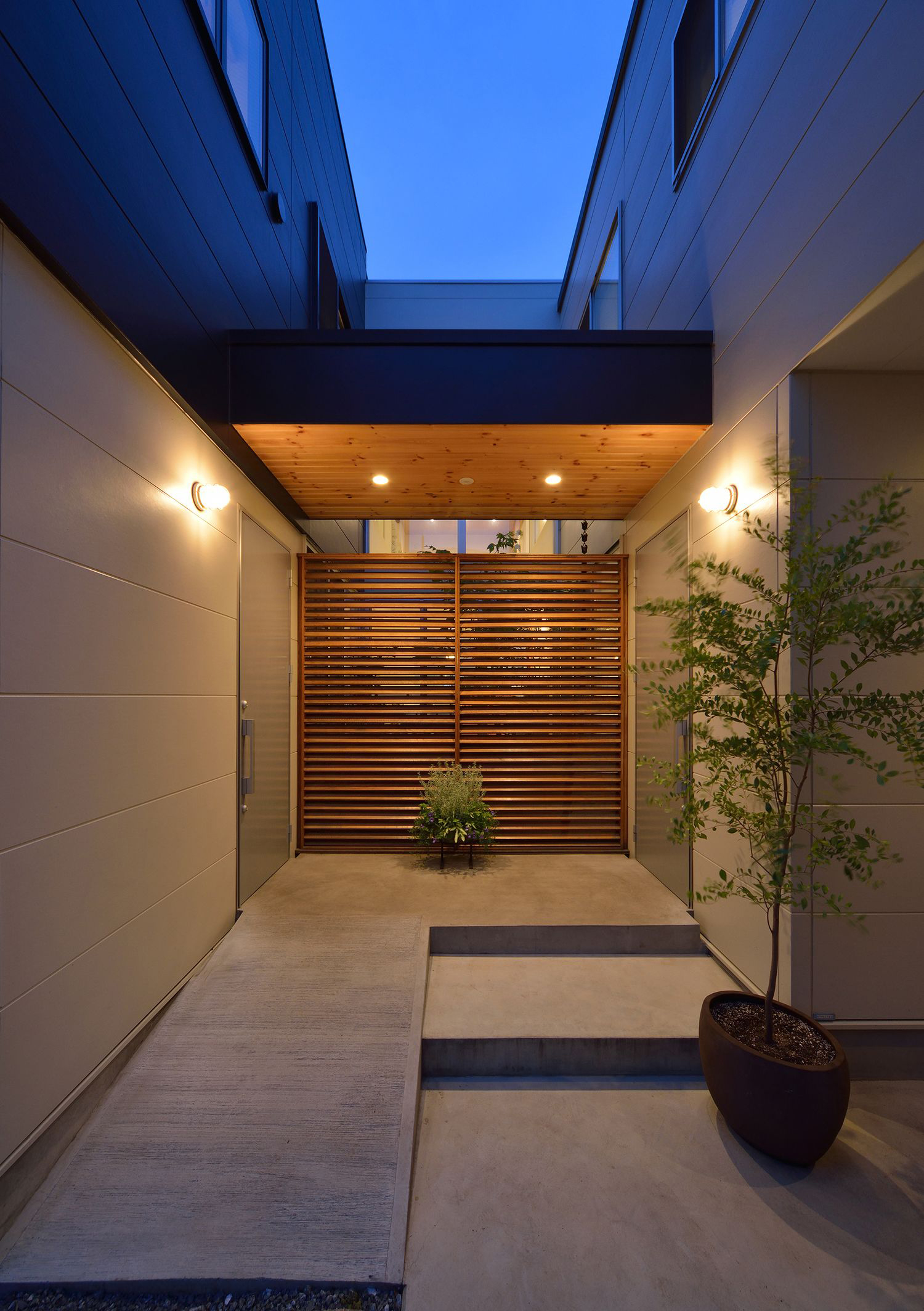 壁や軒天井に照明を取り付けたホテルライクなエントランス・デザイン住宅