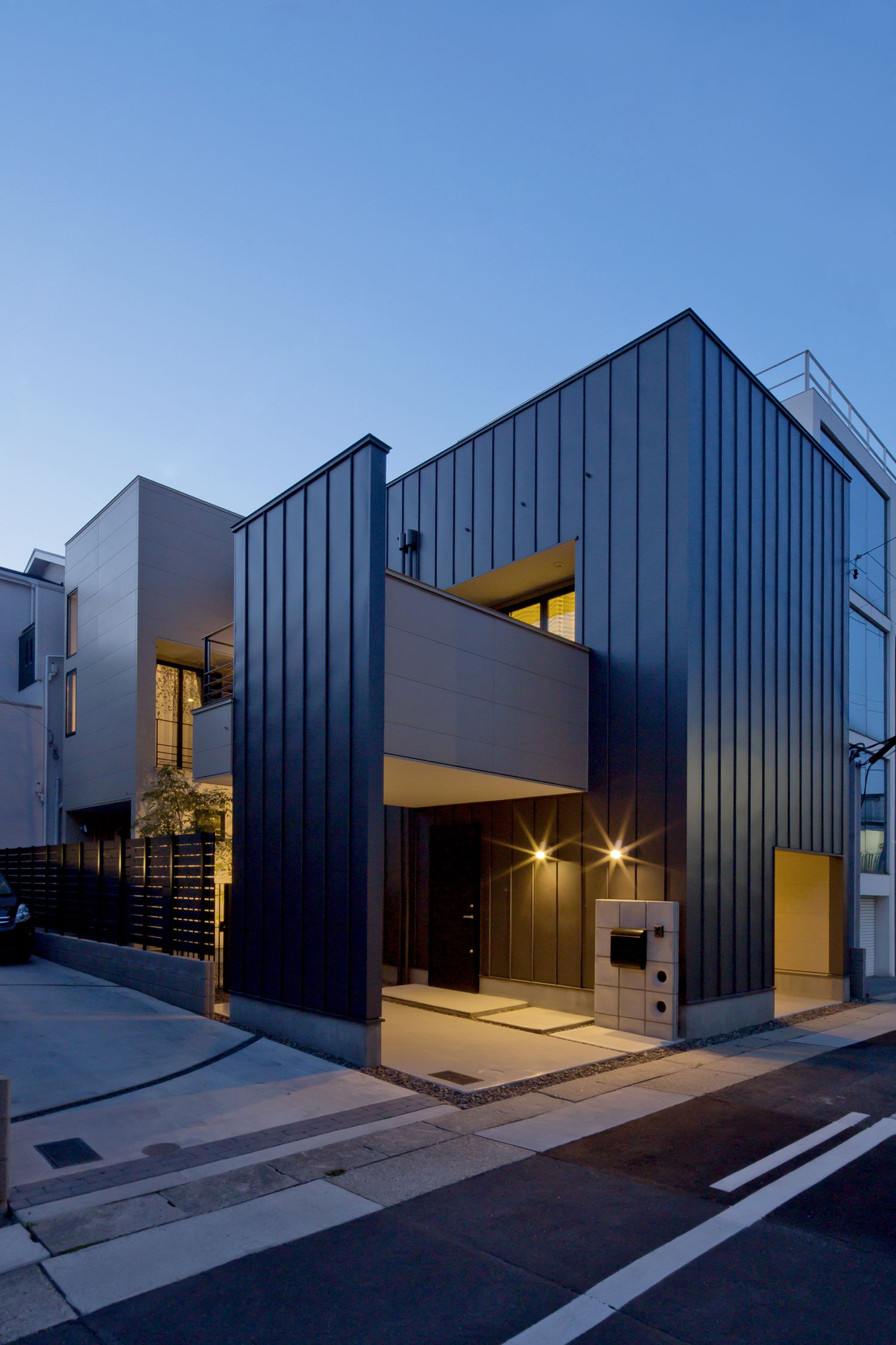 キューブ状にまとめたスタイリッシュな外観・デザイン住宅