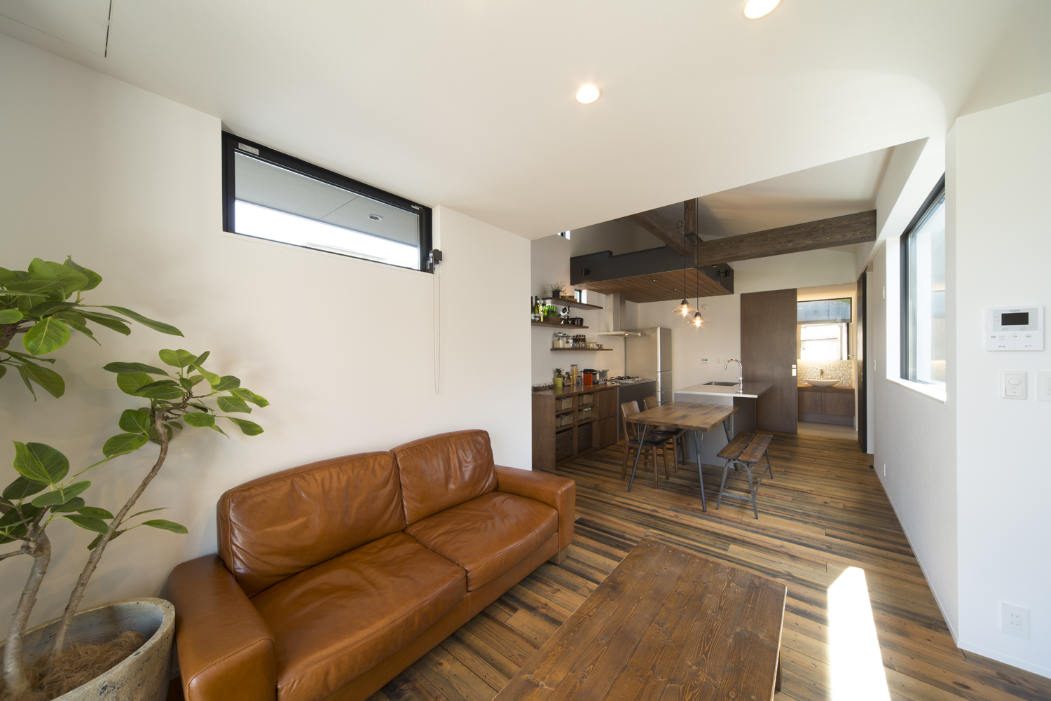 リビングとダイニングで天井高を変えたアンティーク調のLDK・デザイン住宅