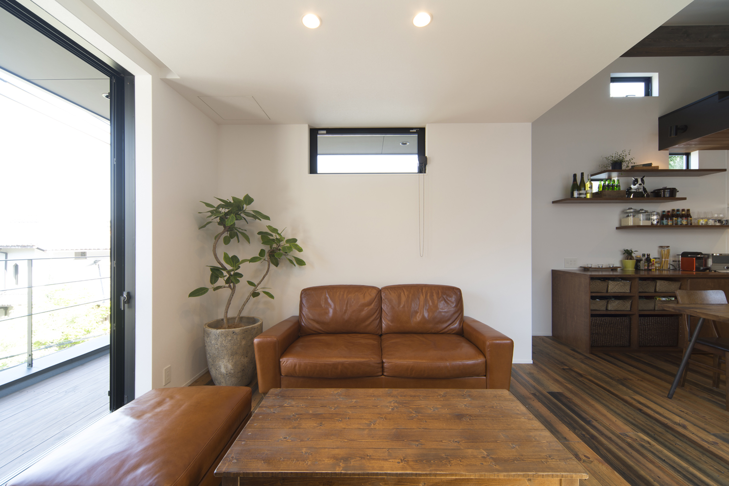 バルコニーに面した開放的なLDK・デザイン住宅