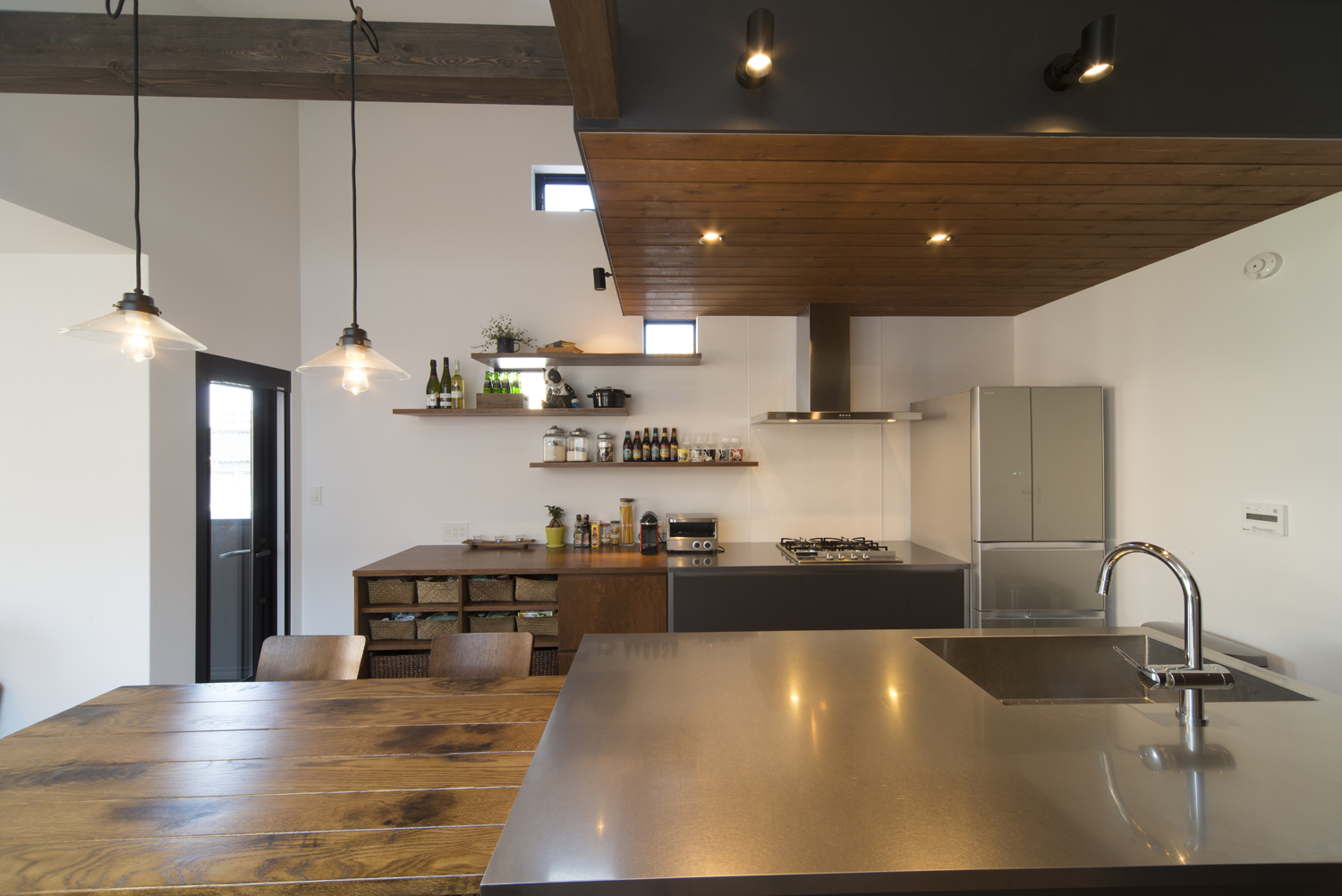 木目の下がり天井があるステンレスのⅡ型キッチン・デザイン住宅