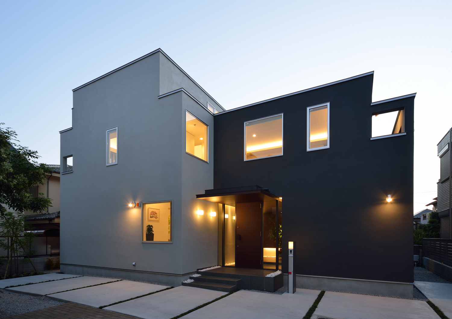 窓が沢山あるモノトーンの外壁の家・デザイン住宅