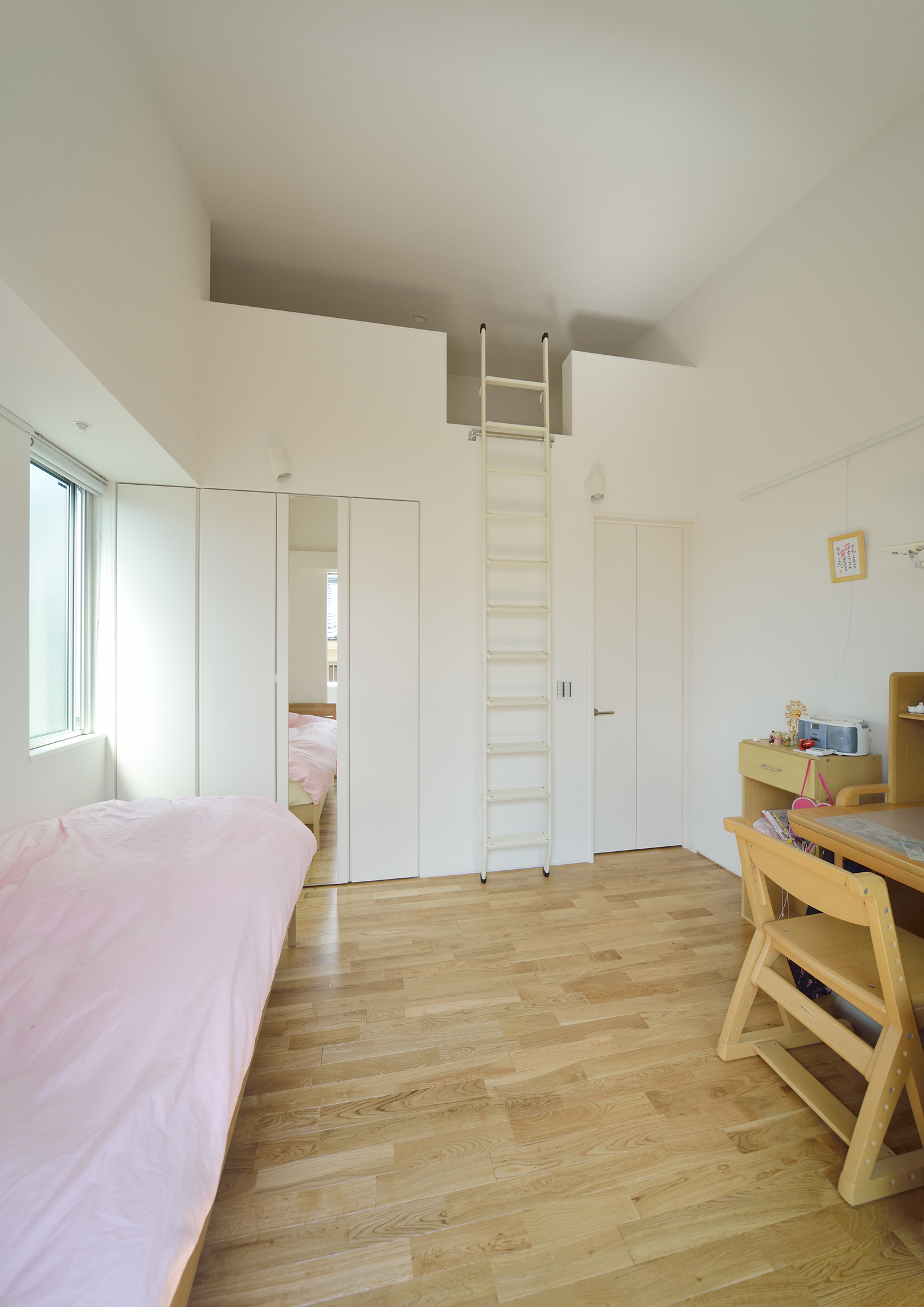 ベッドと勉強机とロフトがあるシンプルな子供部屋・デザイン住宅