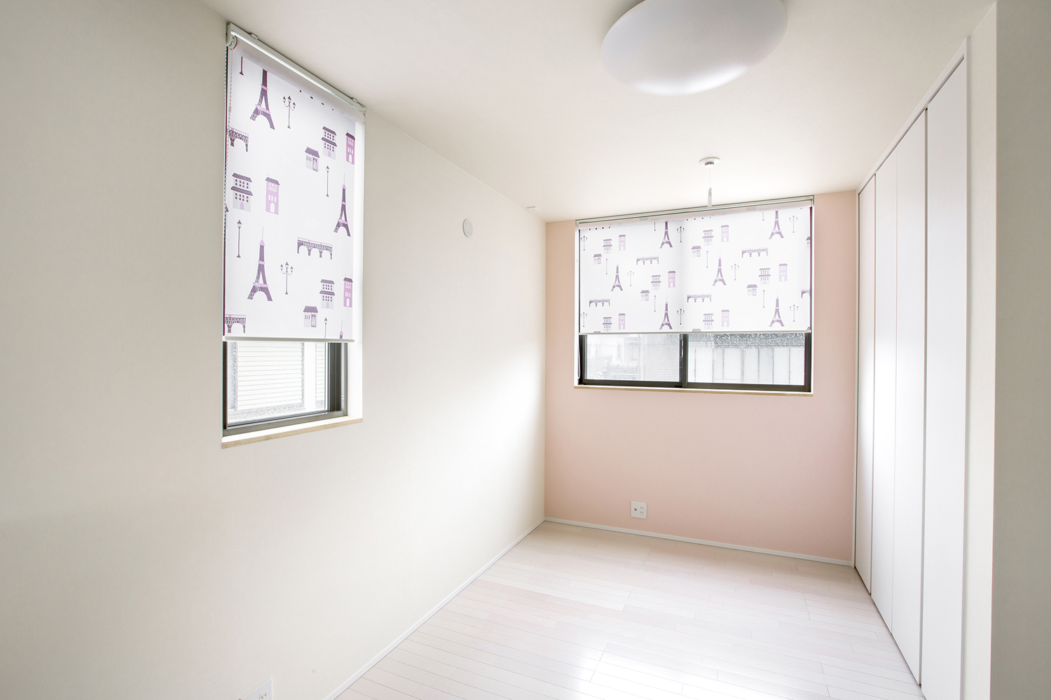 ピンクのアクセントウォールやかわいいロールスクリーンがある子供部屋・デザイン住宅