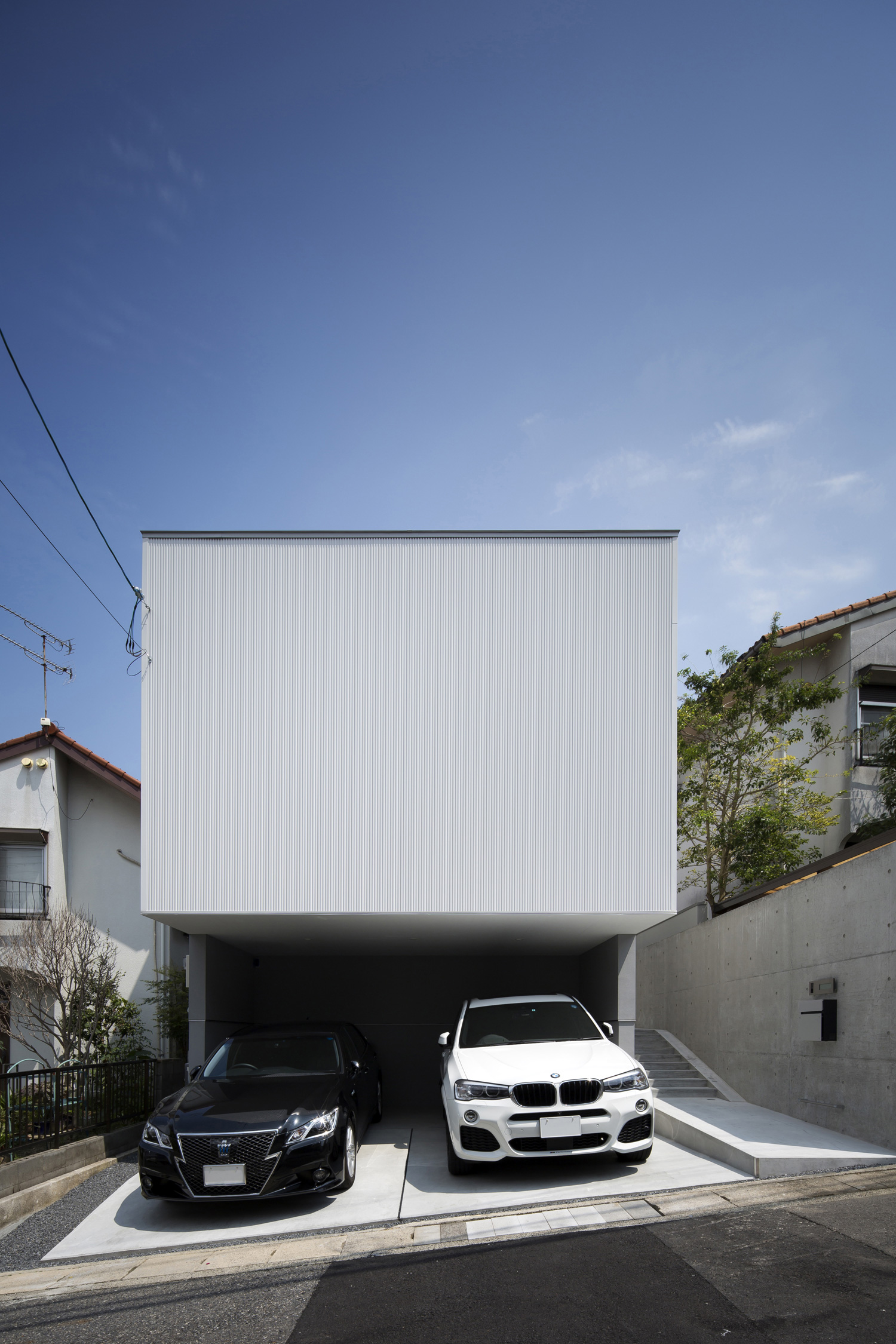 デザイン住宅建築実例_外観・注文住宅『CASE372 FLOAT BOX』の建築実例・施⼯例の写真・建物外観全体