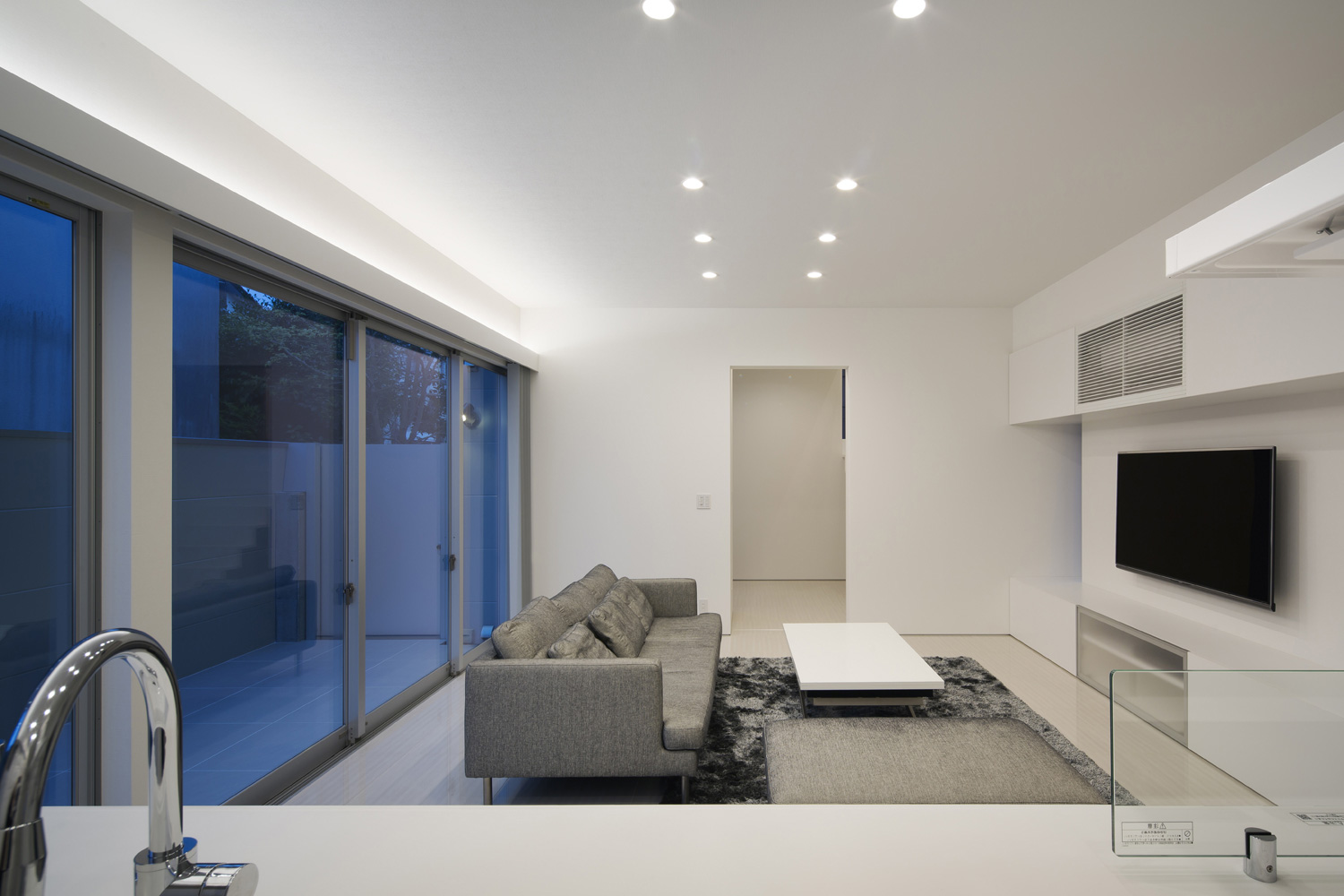 テラスに面した大きな窓がある白を基調としたスタイリッシュなLDK・デザイン住宅