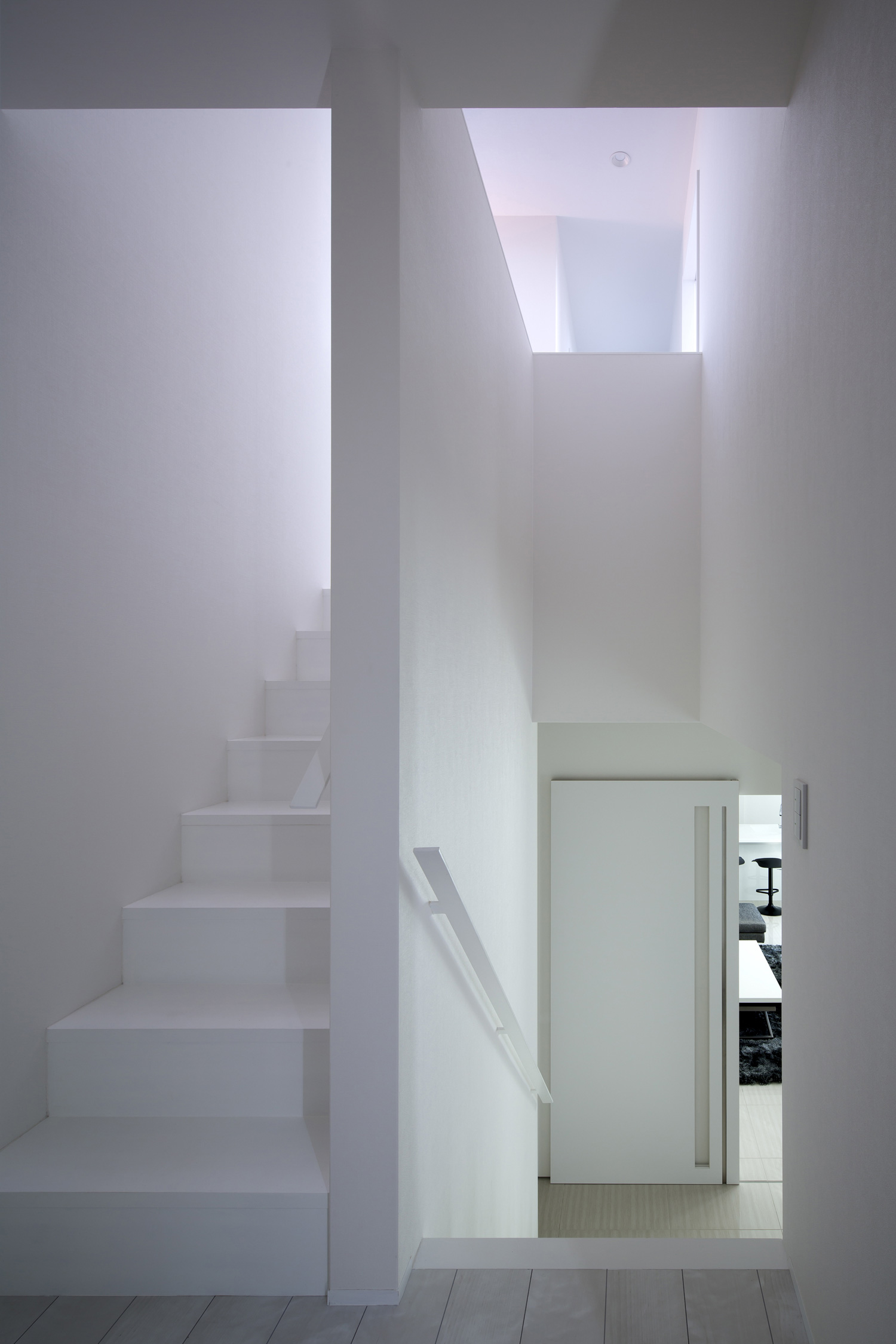 白で統一されたシンプルな箱型階段・デザイン住宅