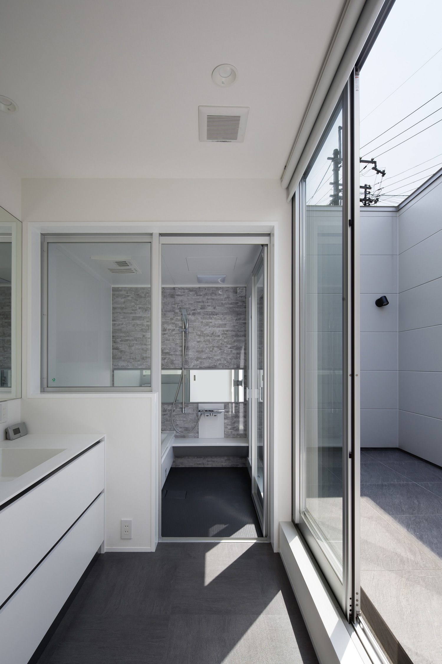 テラスに面した窓がある明るく開放的な洗面所・デザイン住宅