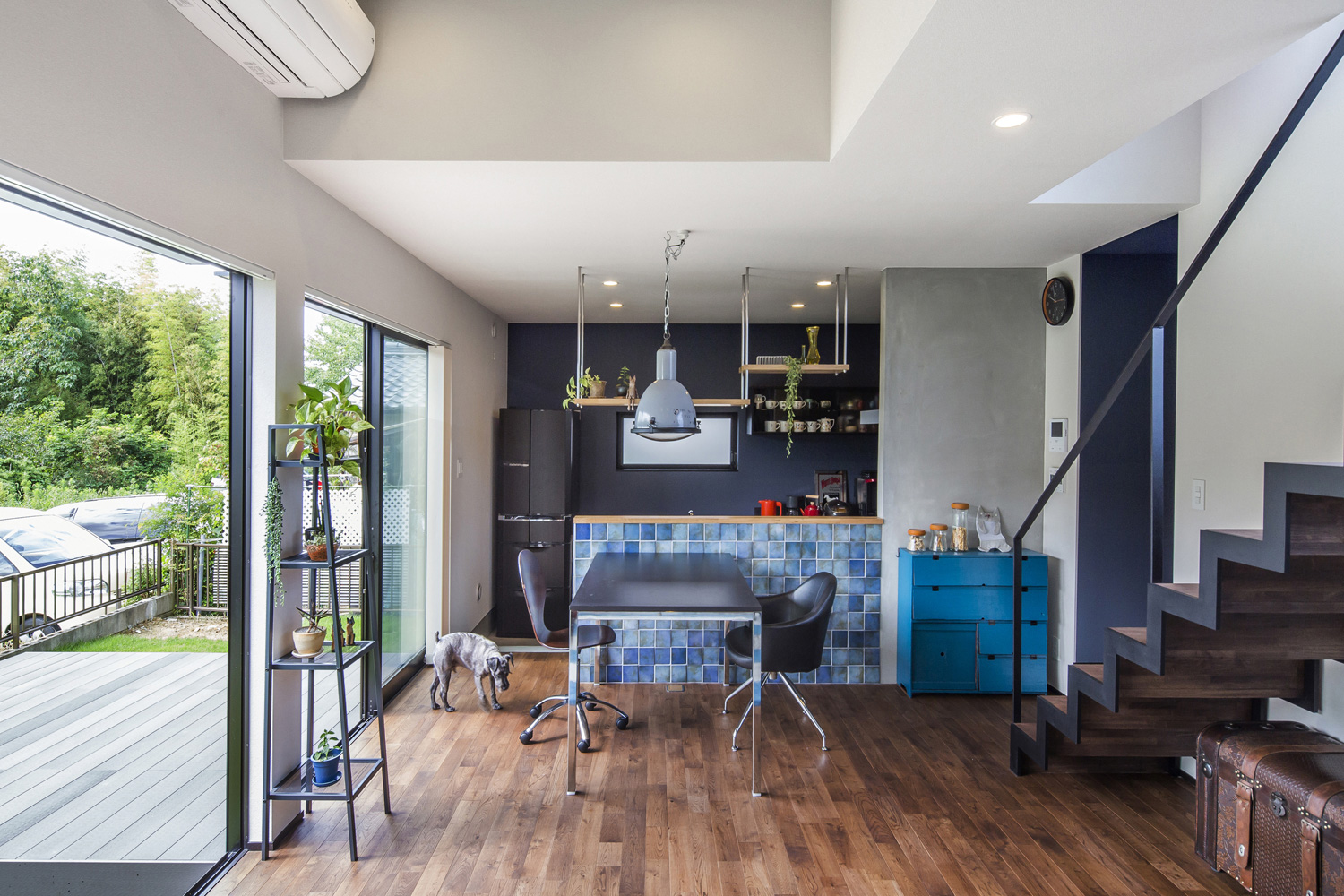 テラスに面した大きな窓がある青色を中心としたLDK・デザイン住宅