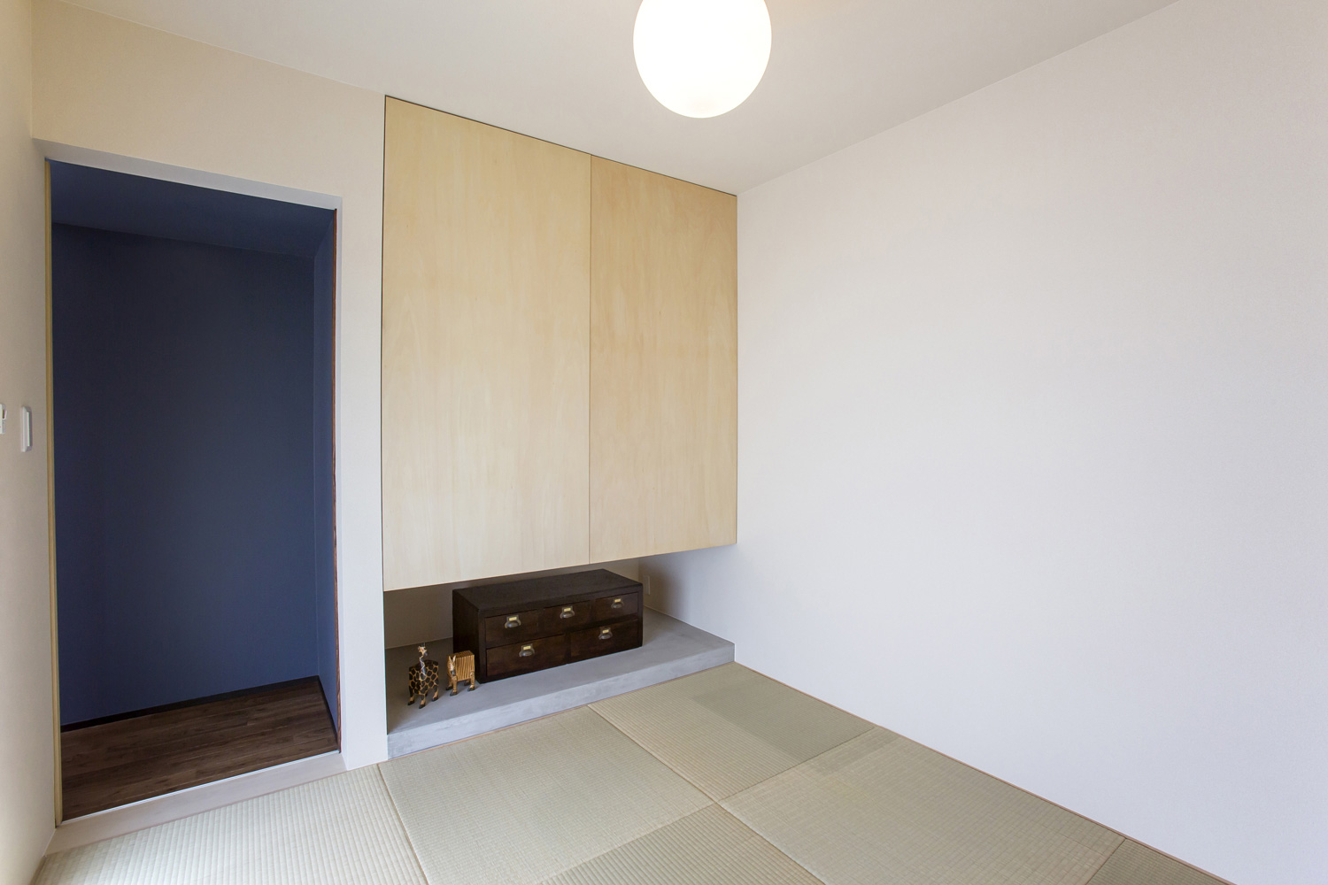 丸い間接照明がある琉球畳のシンプルな和室・デザイン住宅