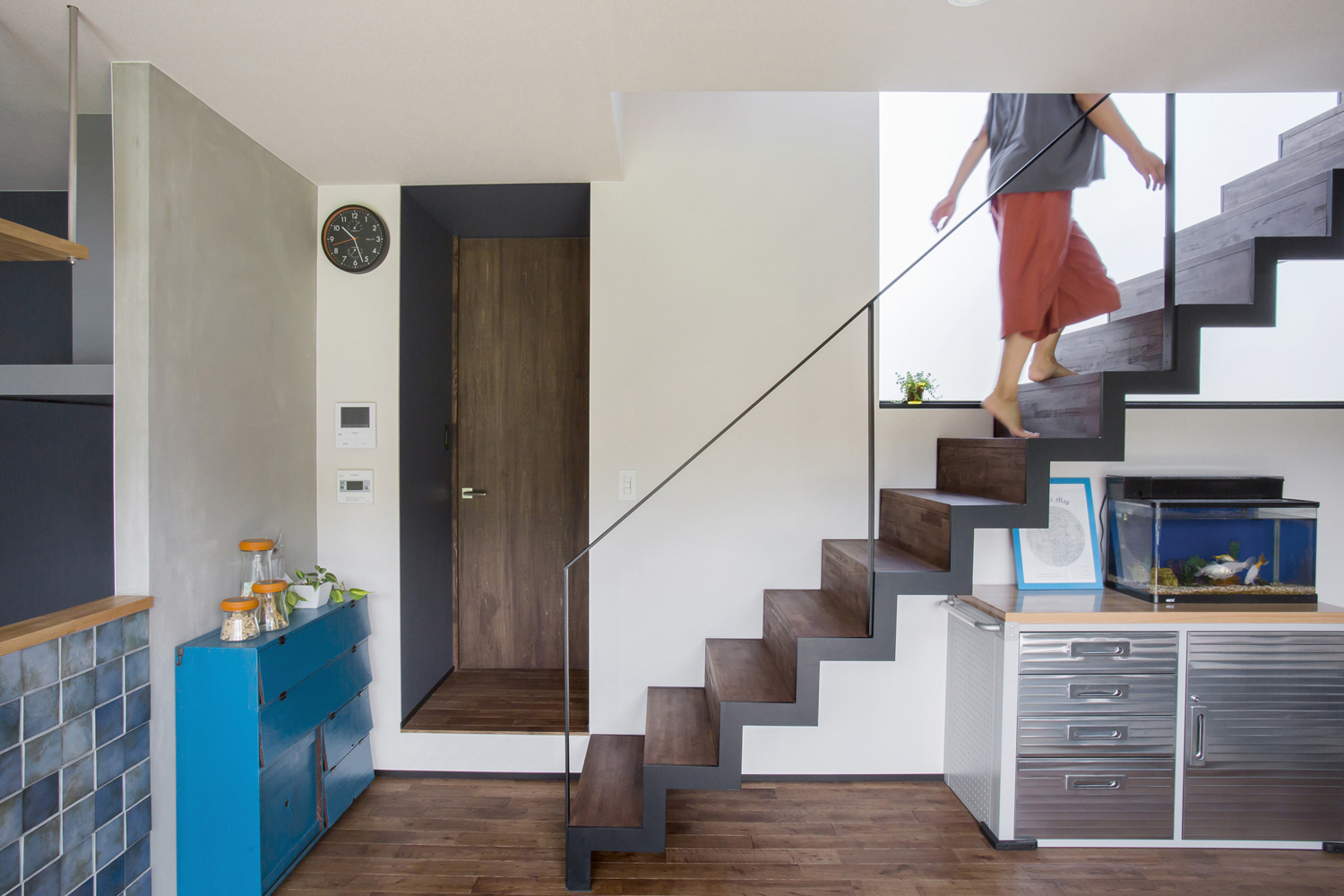 フローリングと同じ色の木材を使ったリビングイン階段・デザイン住宅