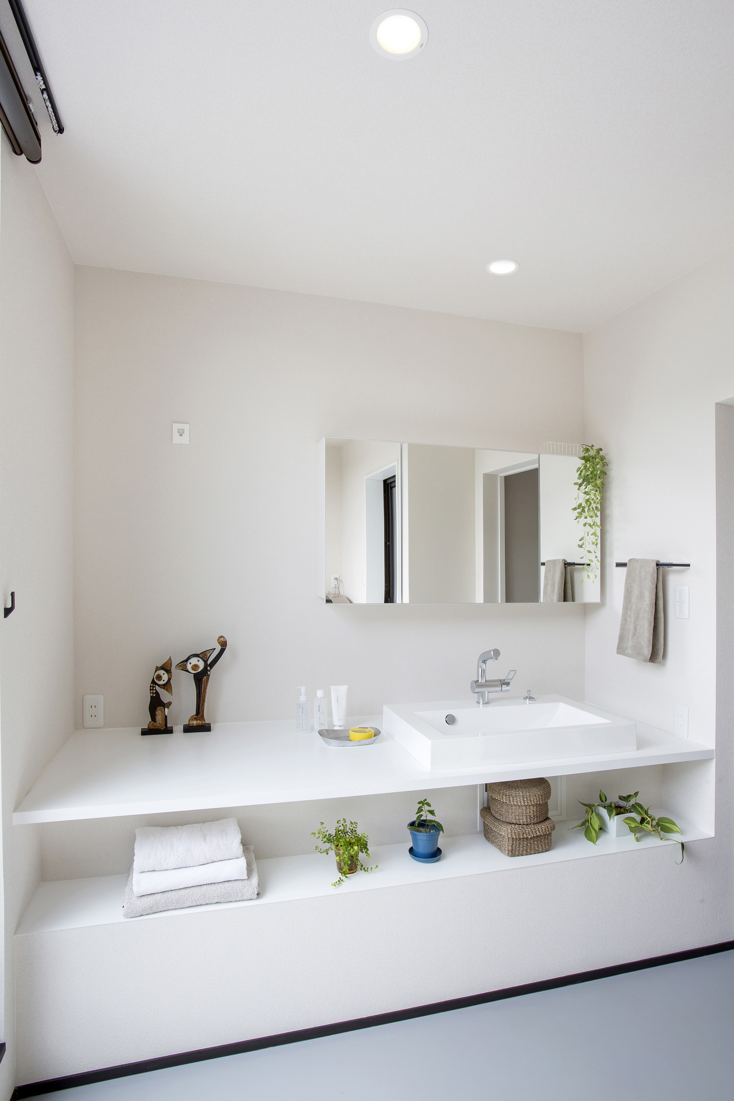 白で統一したすっきりとして清潔感がある洗面所・デザイン住宅