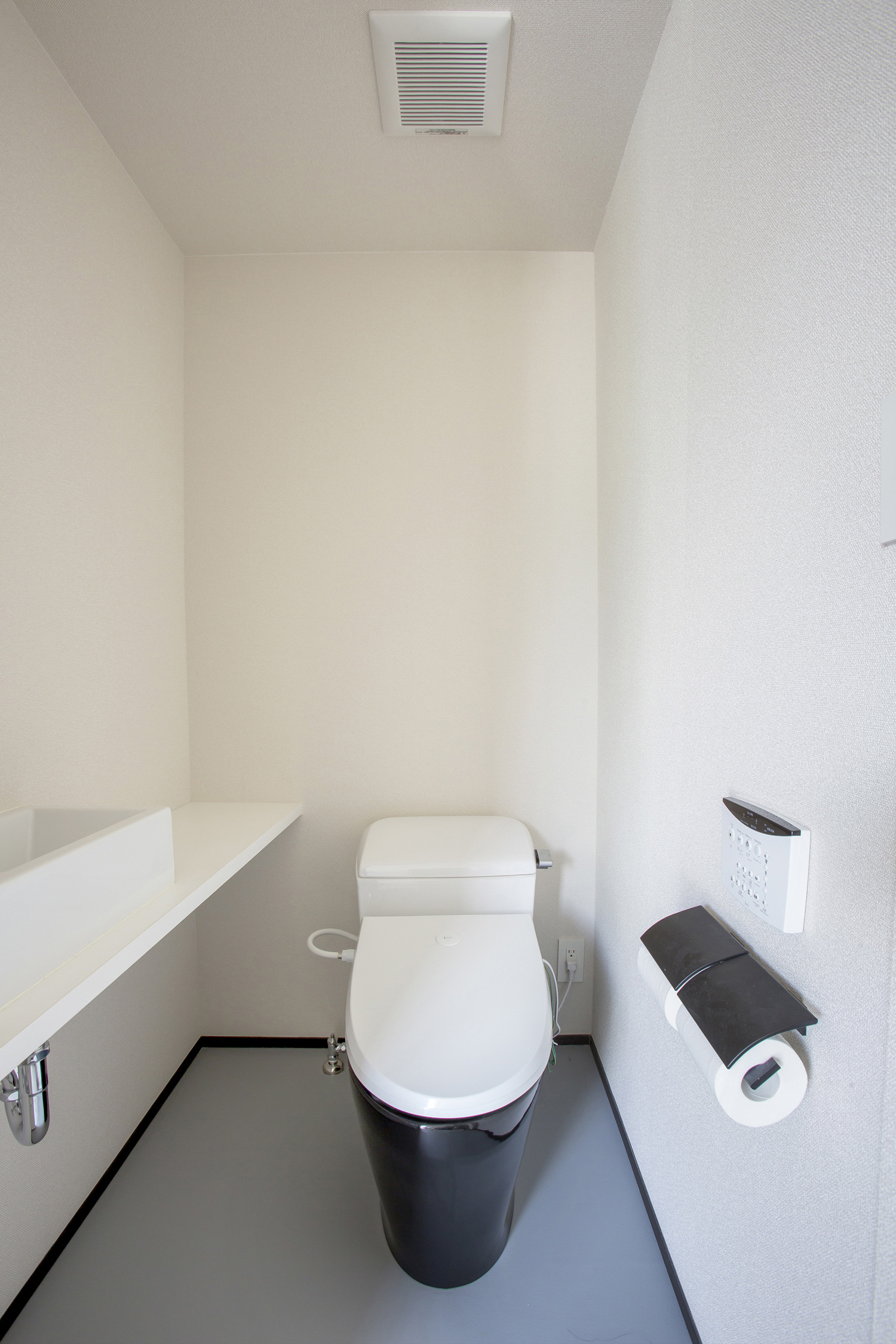 薄型手洗いがある白で統一したシンプルなトイレ・デザイン住宅