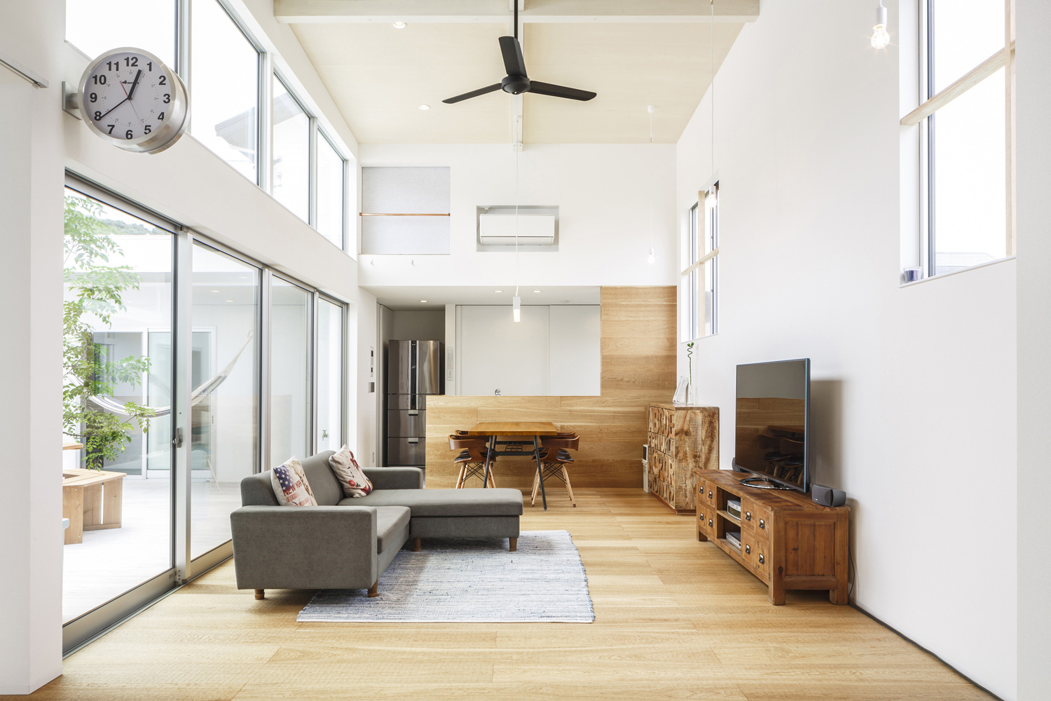 木のインテリアを多く使ったナチュラルでおしゃれなLDK・デザイン住宅