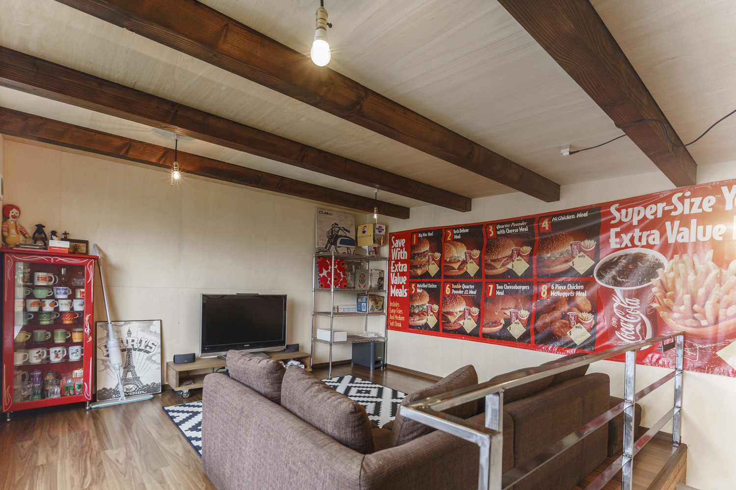 アメリカンダイナーのようなインテリアをかざったヴィンテージ風のセカンドリビング・デザイン住宅