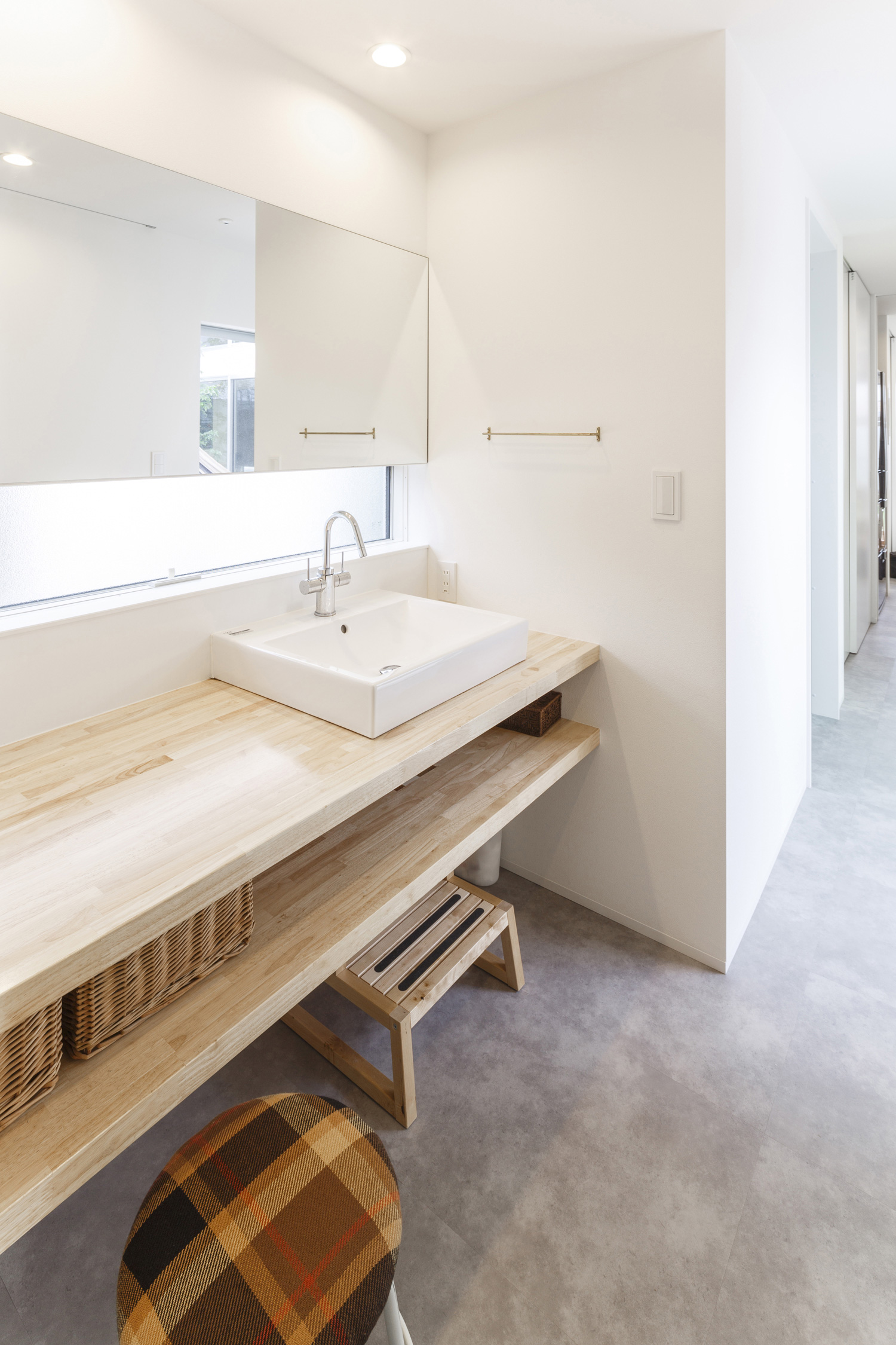 洗面ボウルの隣に作業スペースを作ったシンプルでおしゃれな洗面所・デザイン住宅