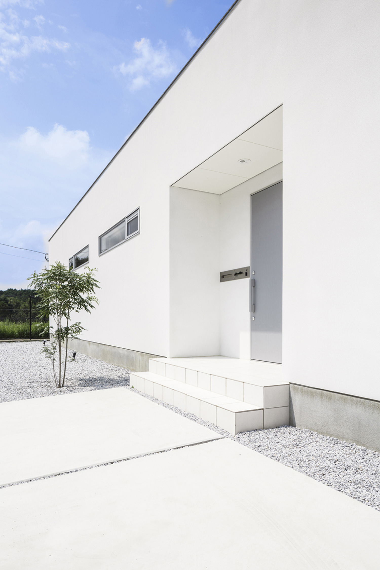 駐車場から繋がる階段の玄関アプローチ・デザイン住宅