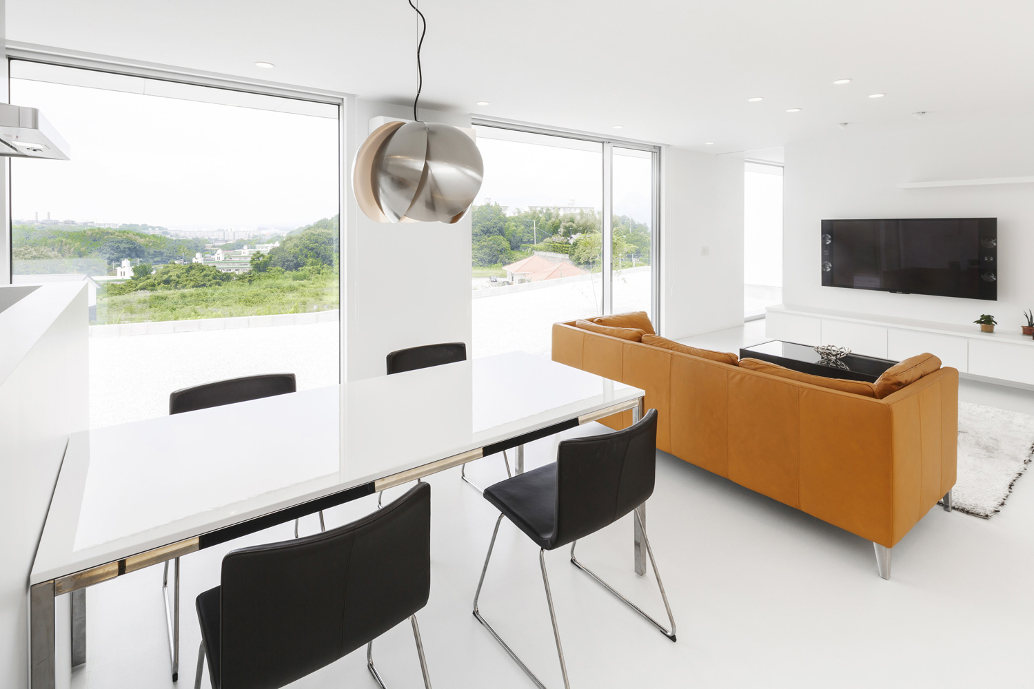 大きな窓から緑が楽しめる開放感のある平屋のLDK・デザイン住宅