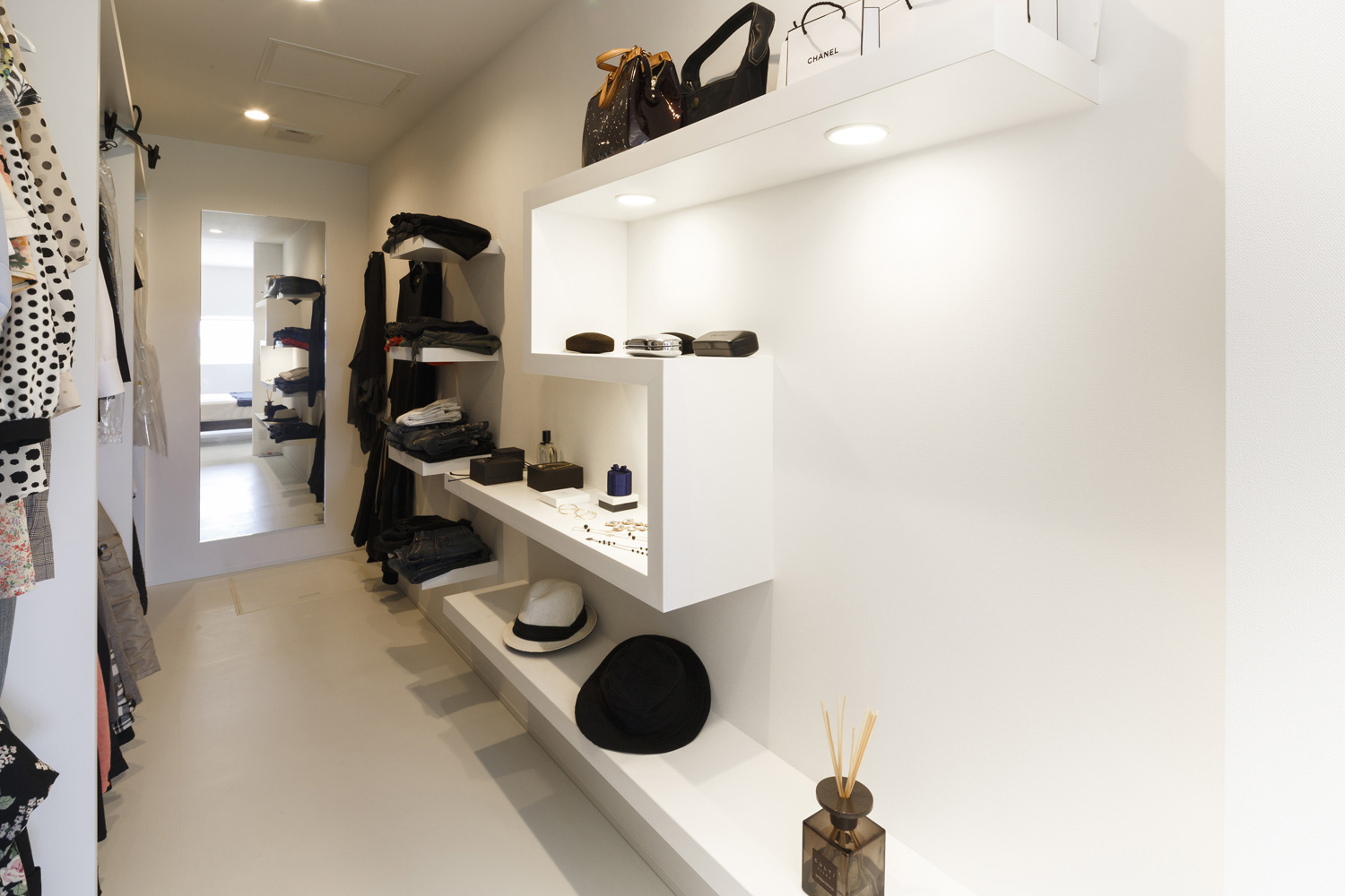 インテリアのディスプレイのようなおしゃれなファミリークローゼット・デザイン住宅