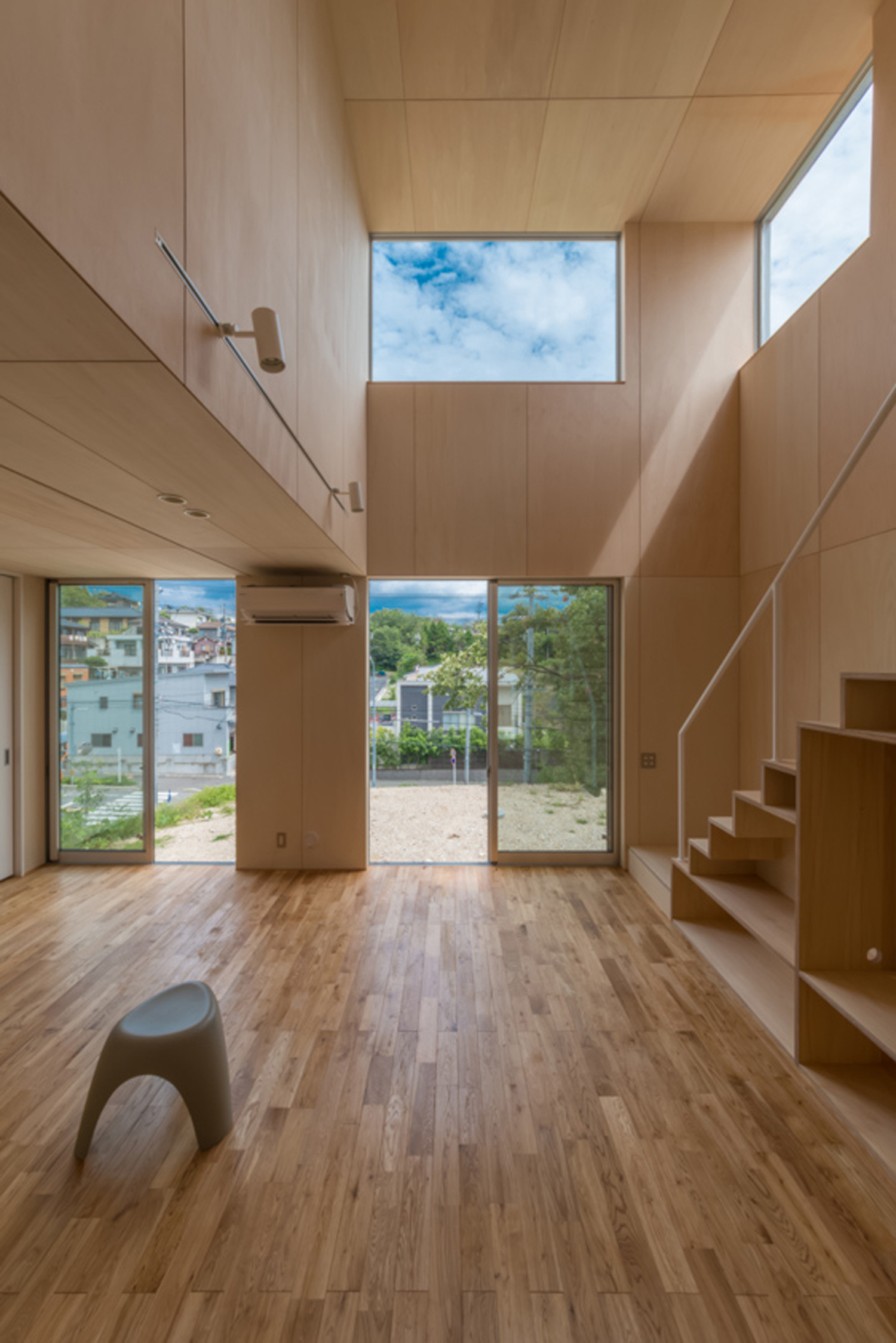 壁と天井が全て木目で吹き抜けのあるシンプルでナチュラルなLDK・デザイン住宅