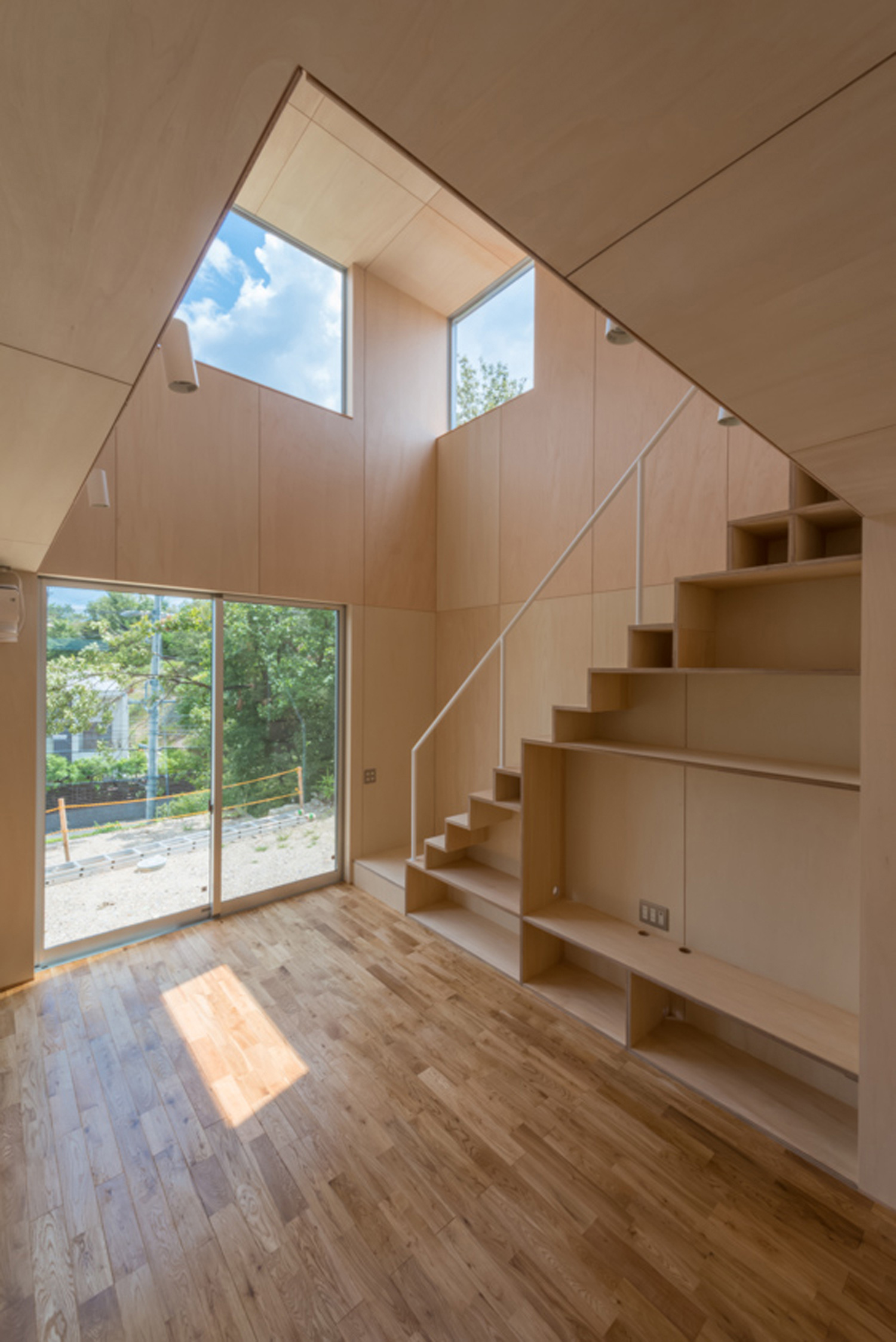 スケルトン階段と壁面収納があるシンプルでおしゃれなLDK・デザイン住宅