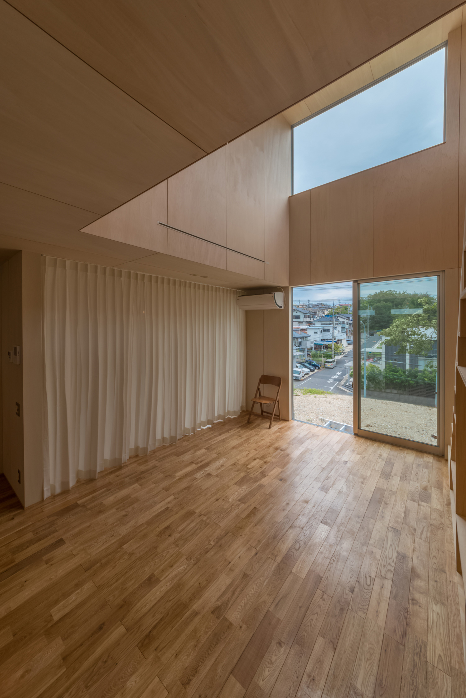 カーテンで仕切られた吹き抜けのある開放的なLDK・デザイン住宅