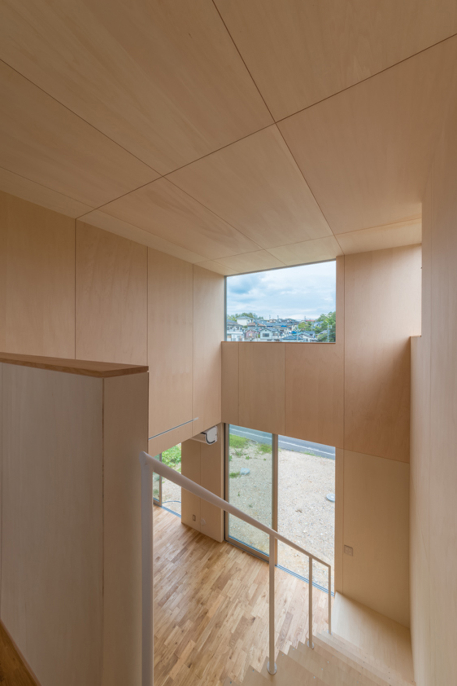 天井近くまで窓がある吹き抜けのLDK・デザイン住宅