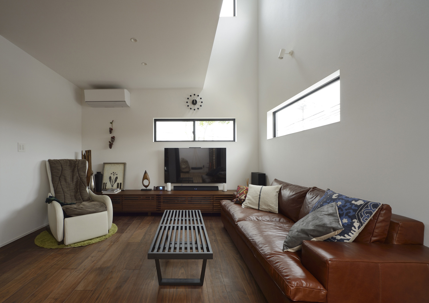 スリット窓と吹き抜けがあるシンプルで明るいLDK・デザイン住宅