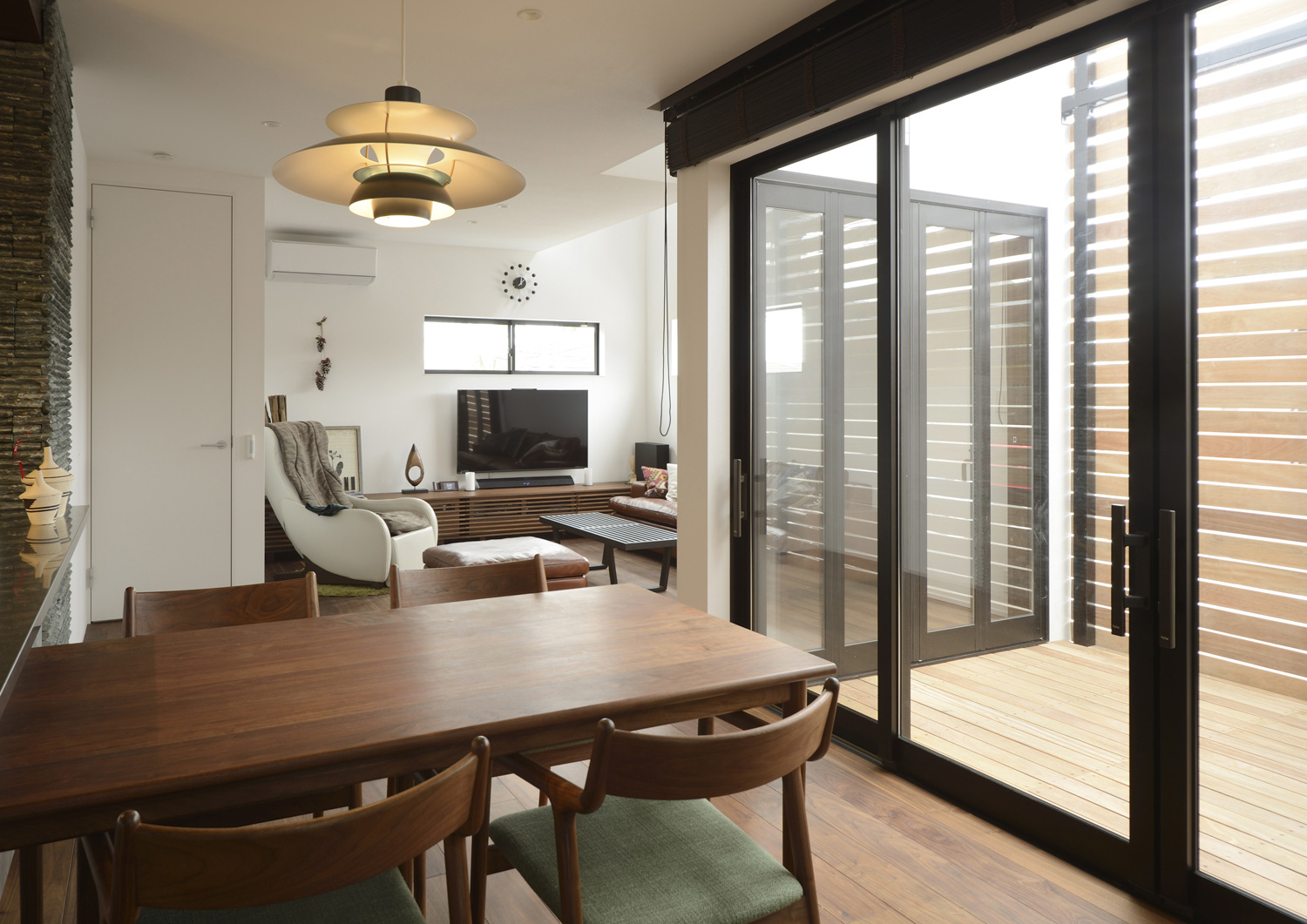 テラスを囲むように窓を取り付けた開放感のあるLDK・デザイン住宅