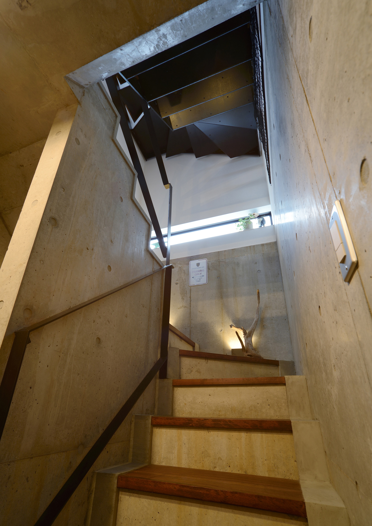 コンクリート打ちっぱなしの階段・デザイン住宅