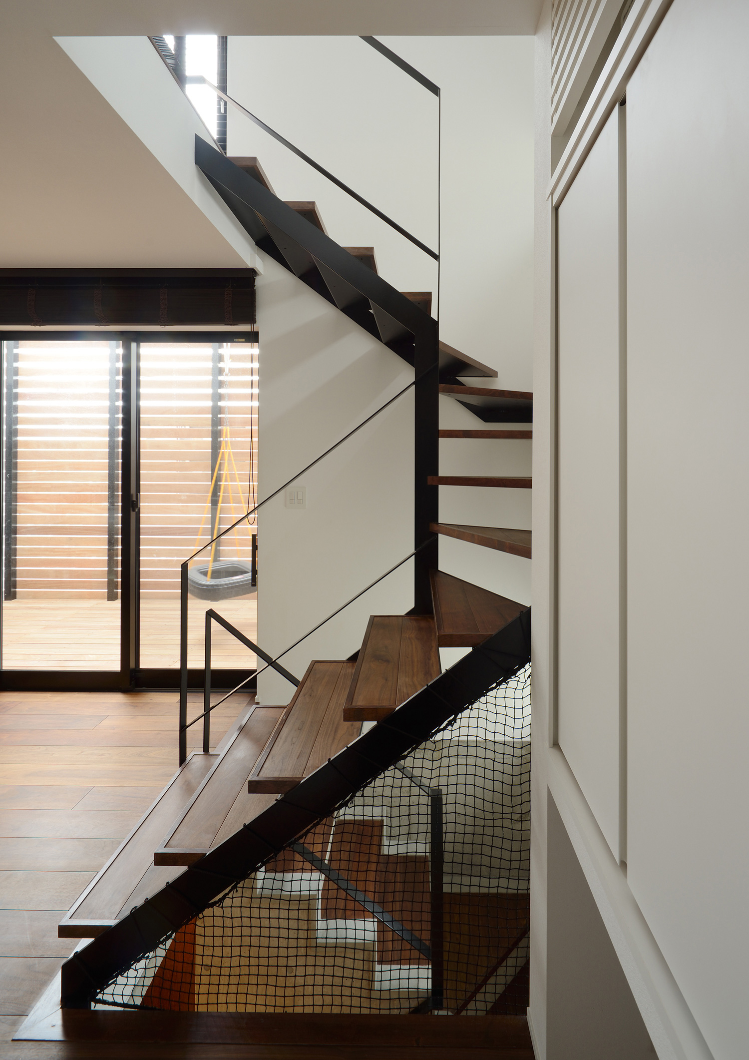 LDKと繋がるスケルトンの螺旋階段・デザイン住宅