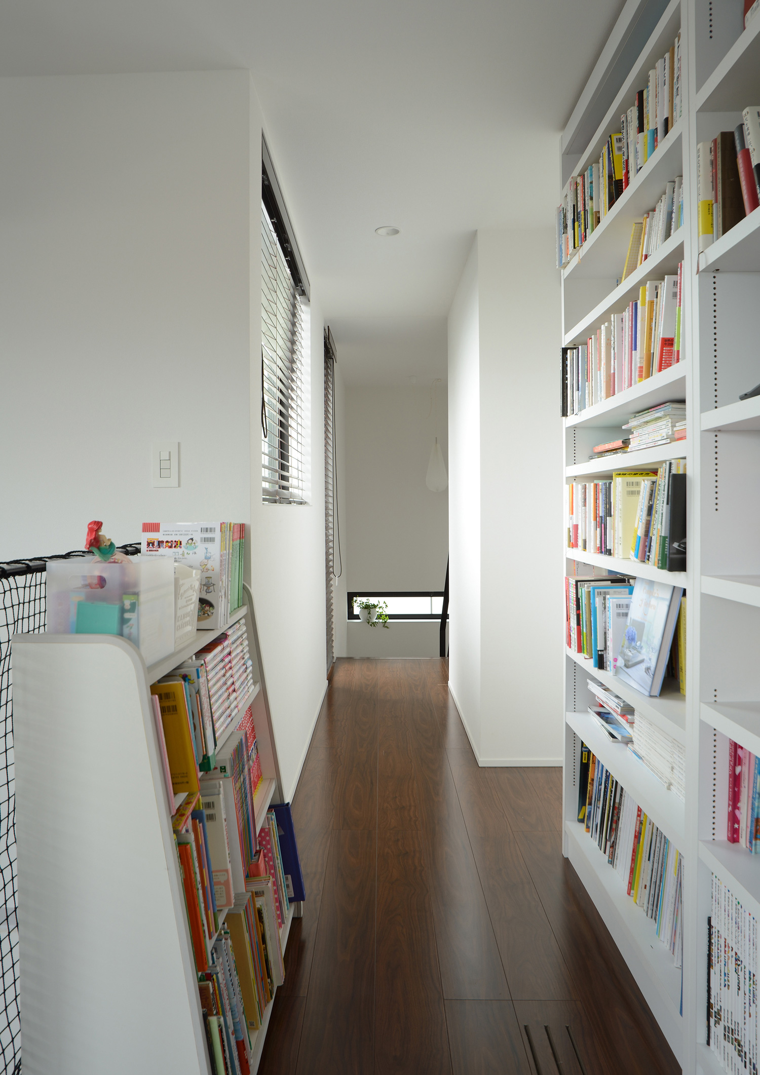 本棚を取り付けた廊下・デザイン住宅