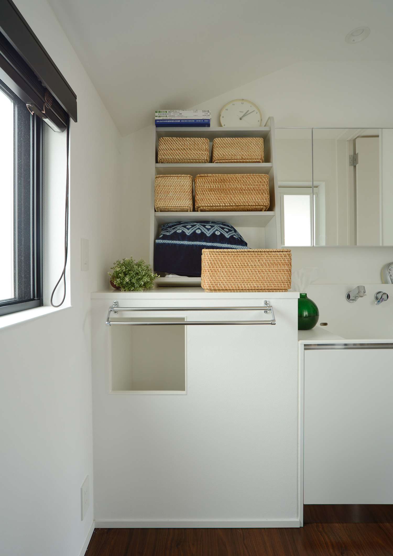 豊富な収納スペースがあるシンプルですっきりとした洗面所・デザイン住宅