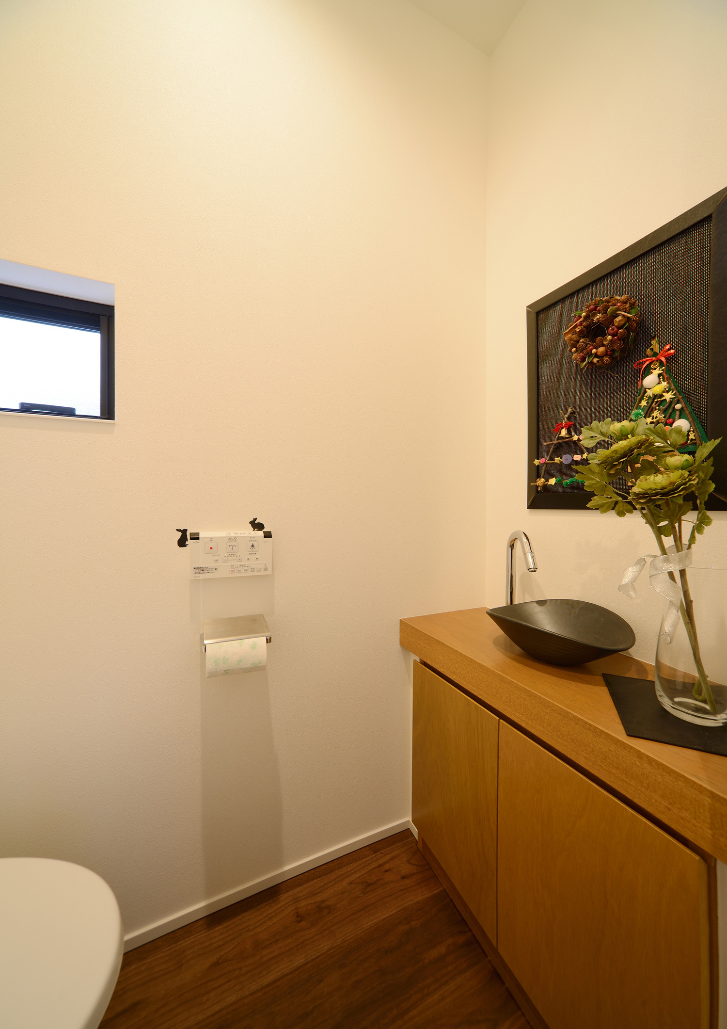 収納付きの手洗いカウンターがあるトイレ・デザイン住宅