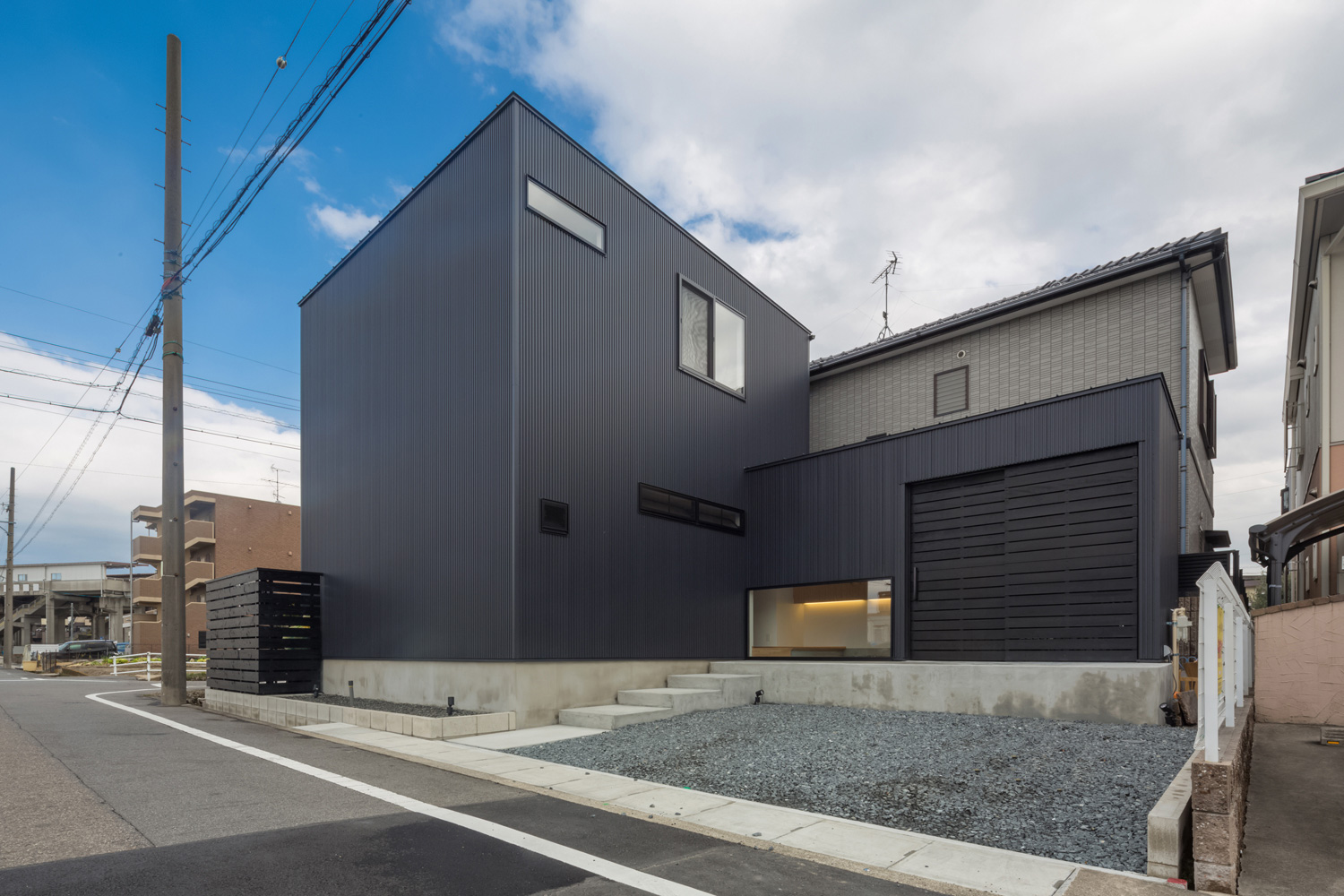 デザイン住宅建築実例_外観・注文住宅『CASE392 Lumber×Black』の建築実例・施⼯例の写真・建物外観全体